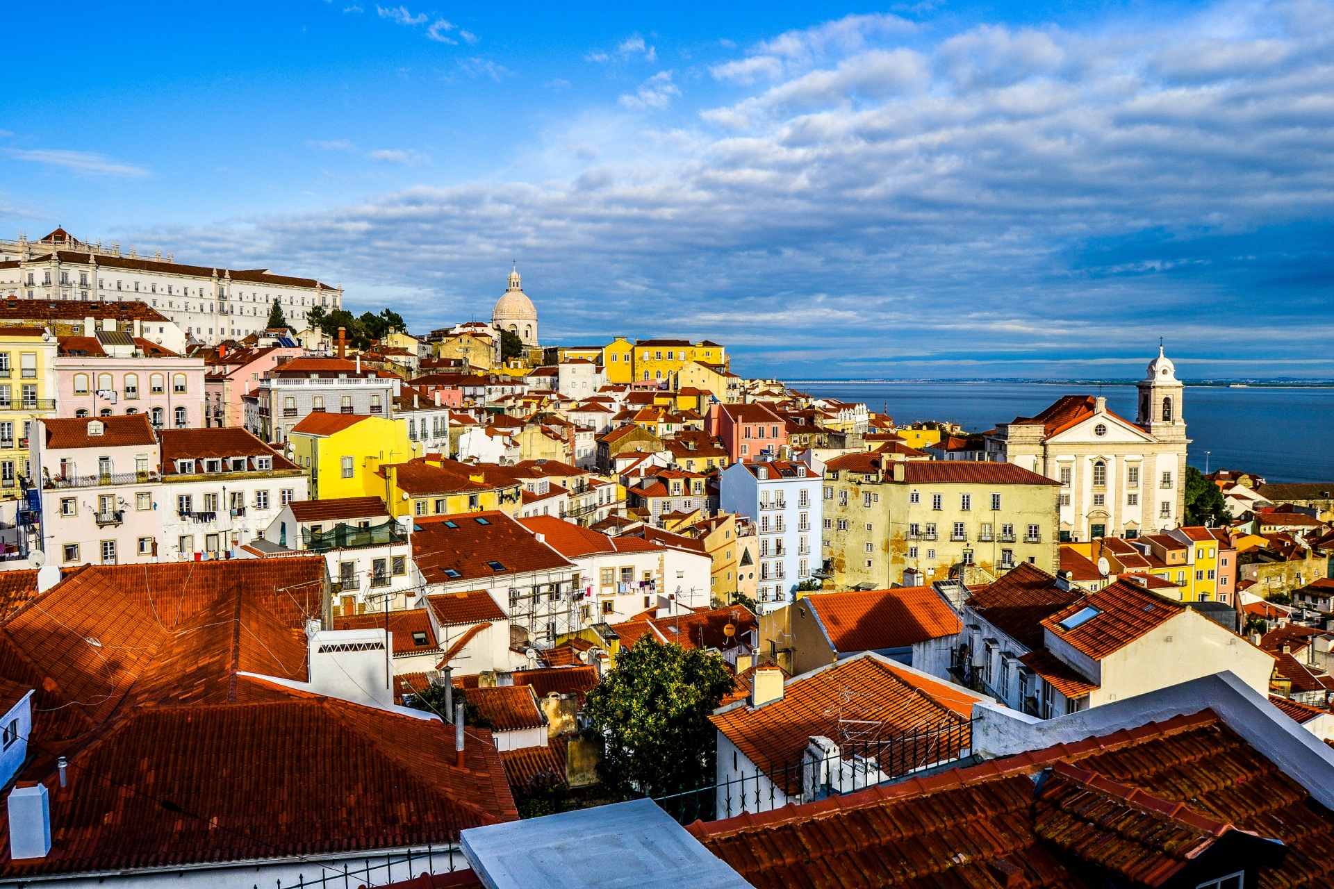 375391 скачать картинку лиссабон, сделано человеком, архитектура, город, дом, португалия, города - обои и заставки бесплатно