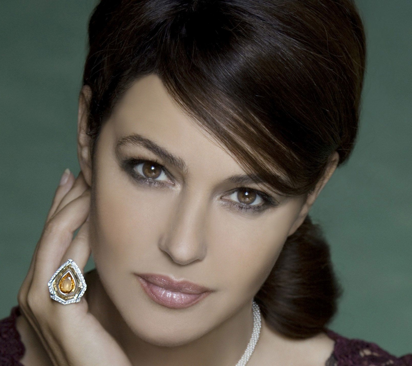 Download mobile wallpaper Monica Bellucci, Ring, Face, Brunette, Model, Celebrity, Brown Eyes, Actress, Italian for free.