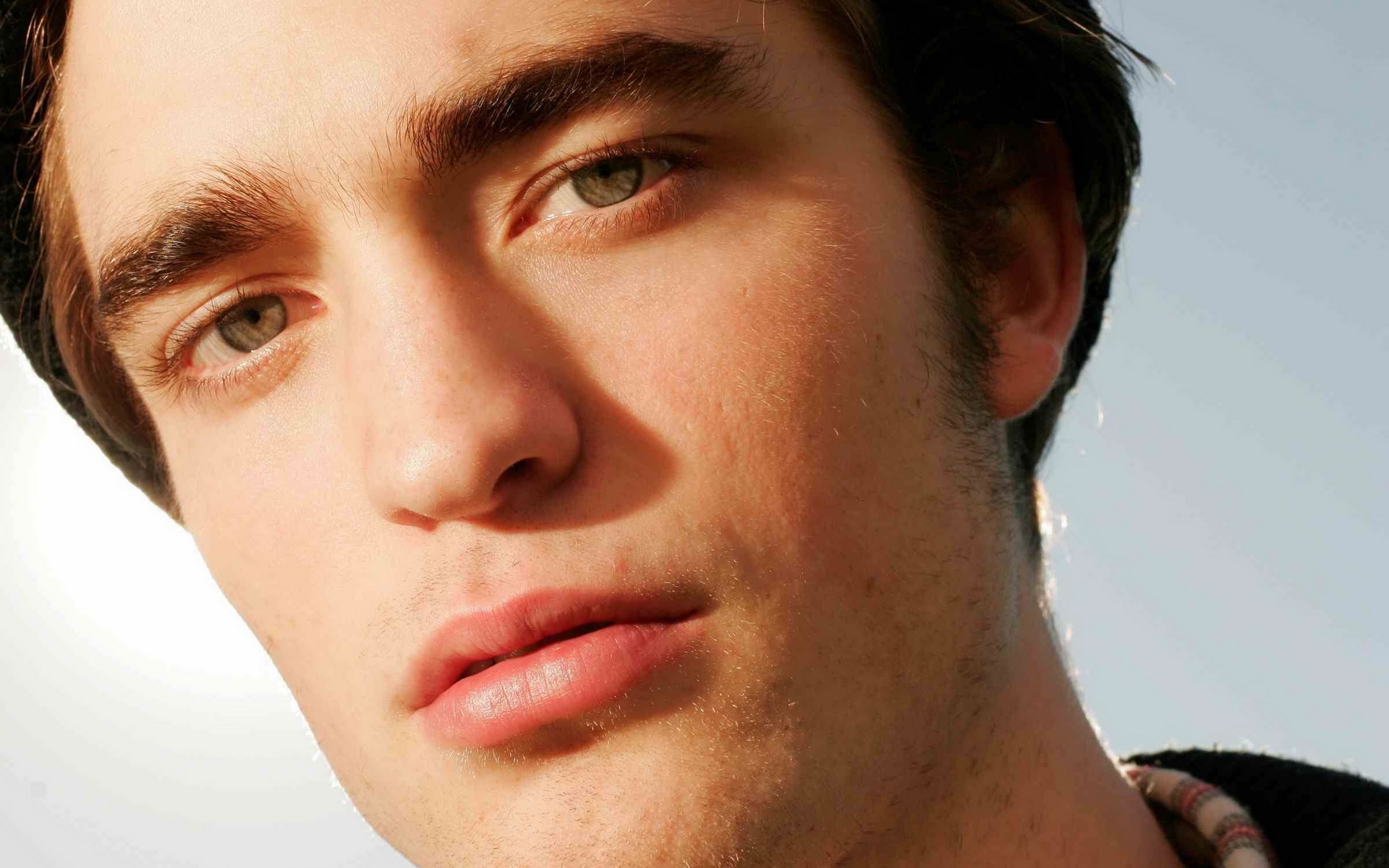 Handy-Wallpaper Schauspieler, Robert Pattinson, Englisch, Gesicht, Blaue Augen, Berühmtheiten kostenlos herunterladen.