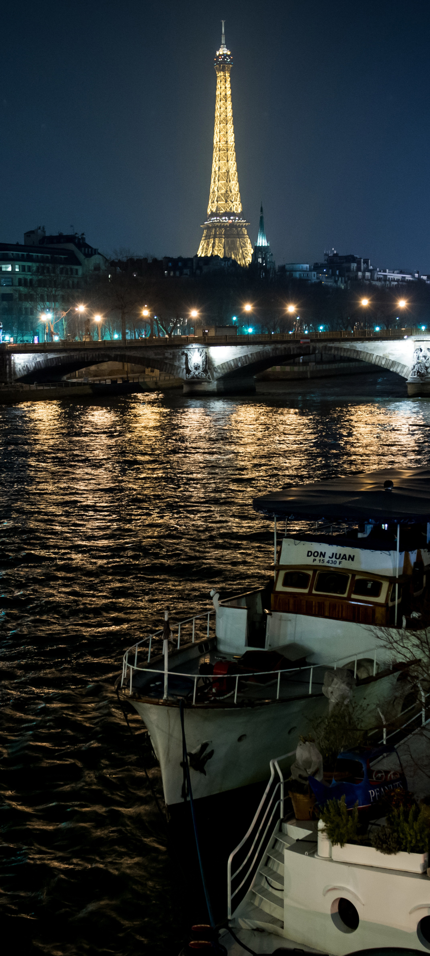 Handy-Wallpaper Städte, Paris, Eiffelturm, Licht, Fluss, Brücke, Nacht, Menschengemacht, Seine kostenlos herunterladen.