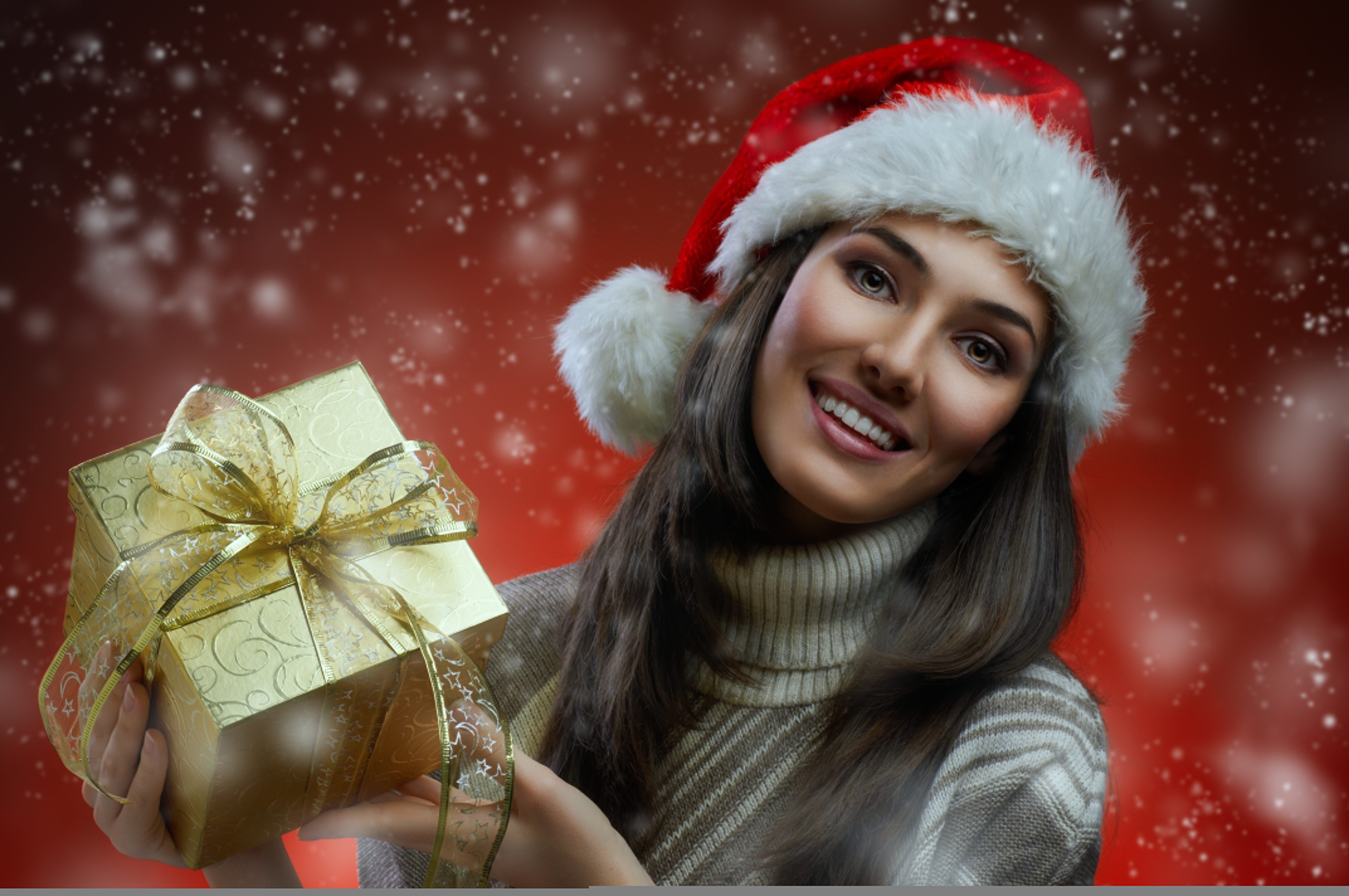 Free download wallpaper Christmas, Holiday, Smile, Gift, Brunette, Santa Hat on your PC desktop