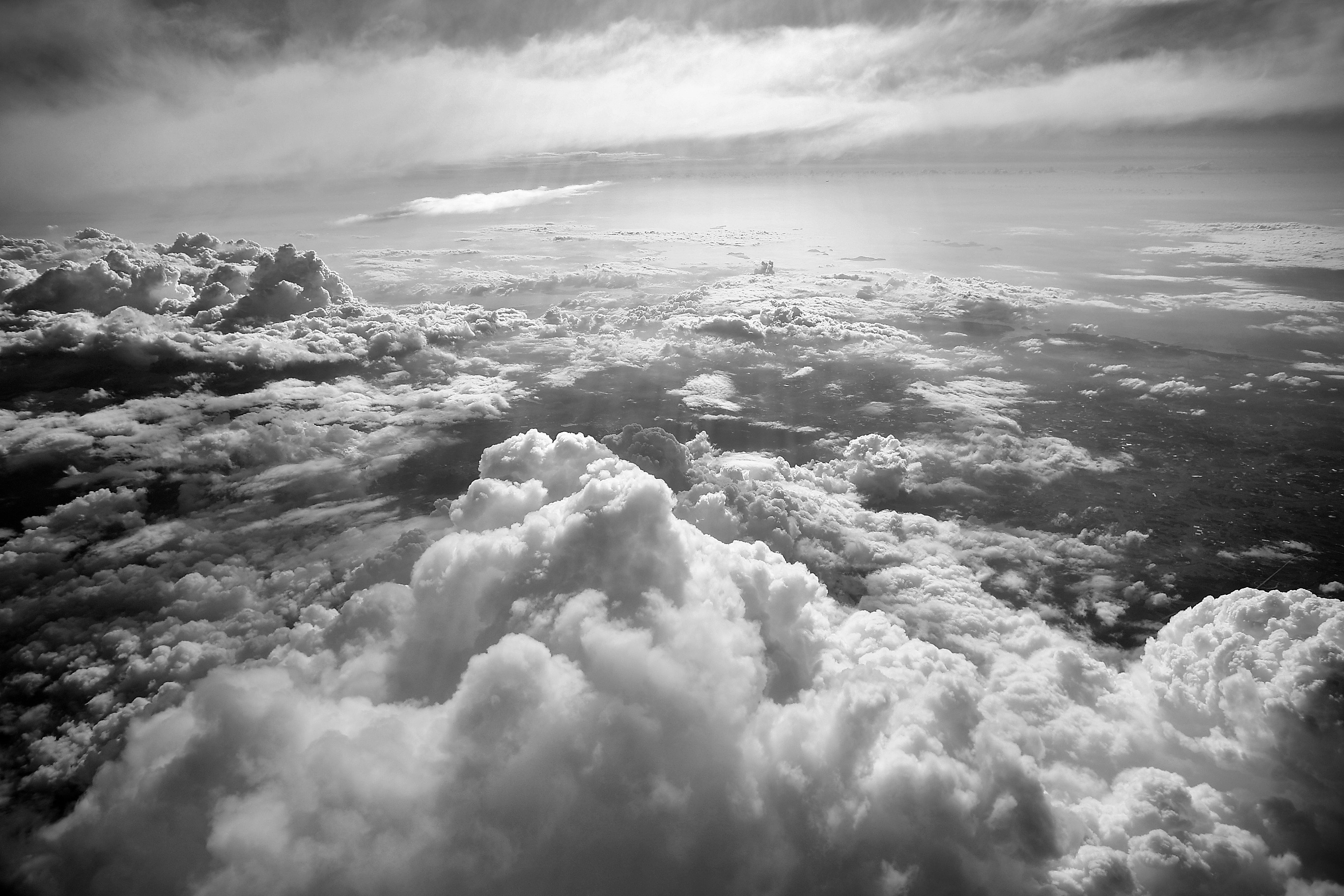 Handy-Wallpaper Horizont, Wolke, Schwarz Weiß, Erde/natur, Luftbildfotografie kostenlos herunterladen.