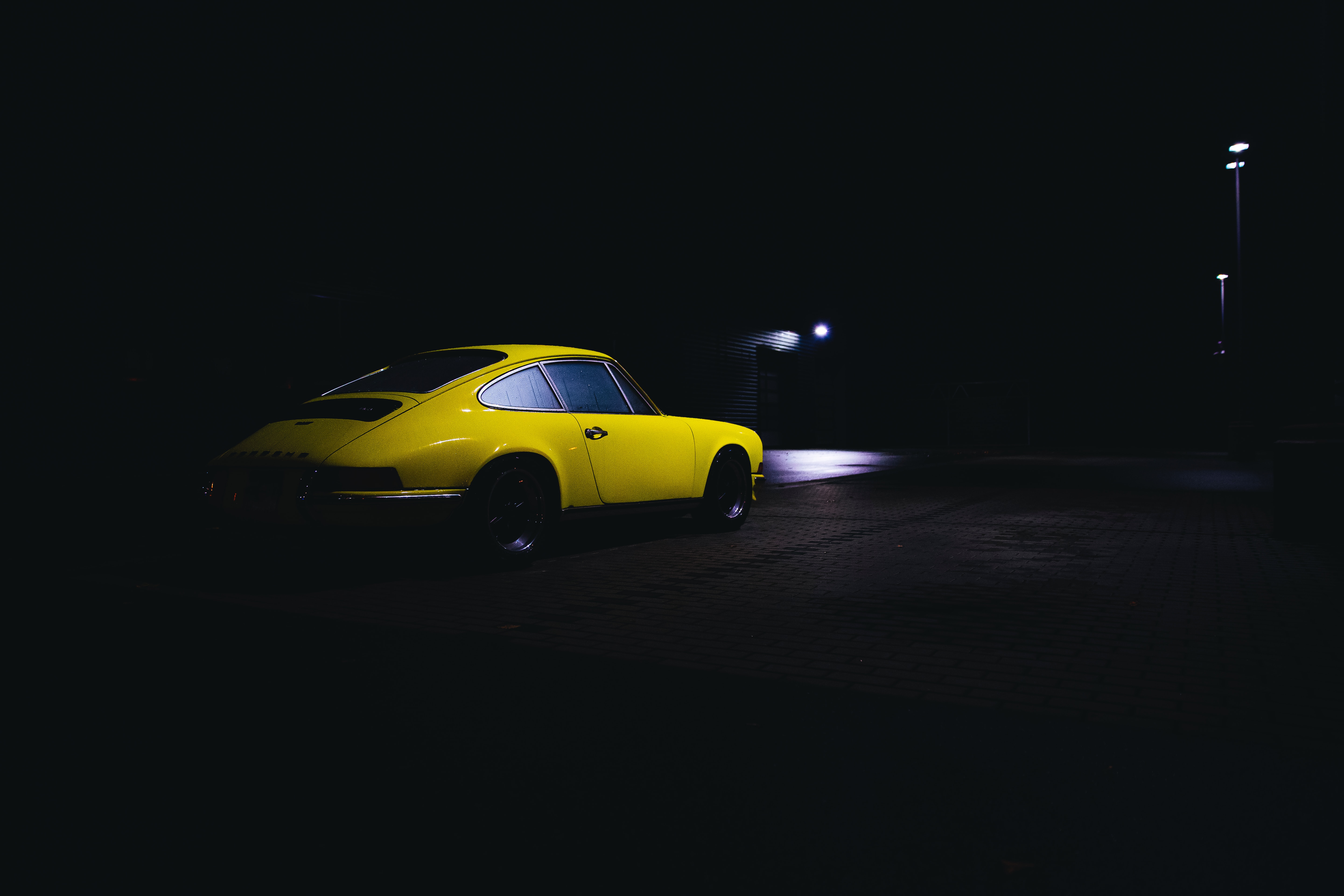 154562 télécharger l'image une voiture, sombre, voitures, nuit, jaune, machine, rétro - fonds d'écran et économiseurs d'écran gratuits