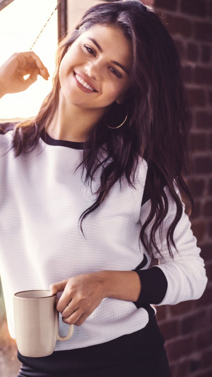 Handy-Wallpaper Musik, Selena Gomez, Lächeln, Sänger, Braune Augen, Schwarzes Haar, Darstellerin, Latina kostenlos herunterladen.