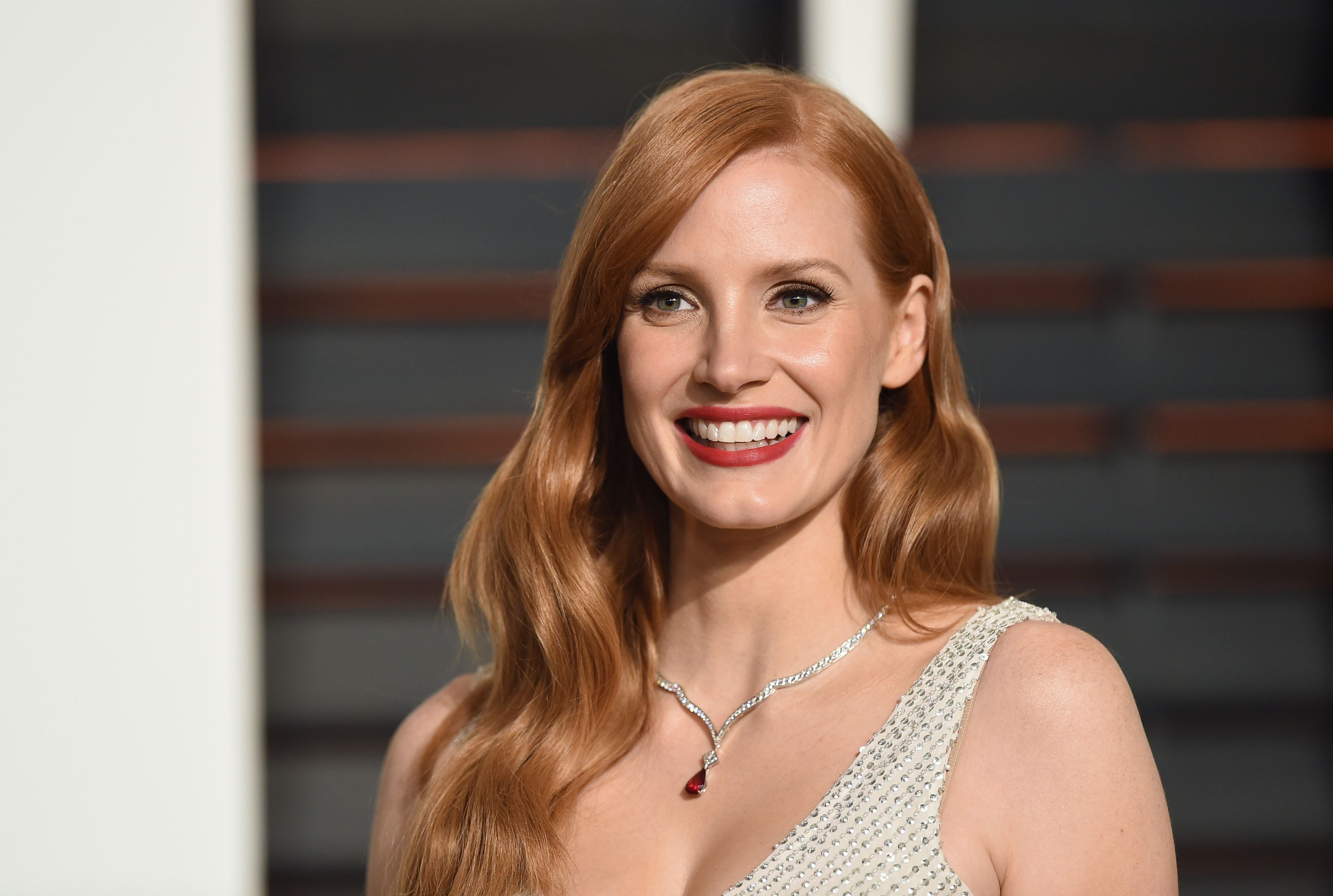 Free download wallpaper Smile, Redhead, Blue Eyes, American, Necklace, Celebrity, Actress, Lipstick, Jessica Chastain on your PC desktop