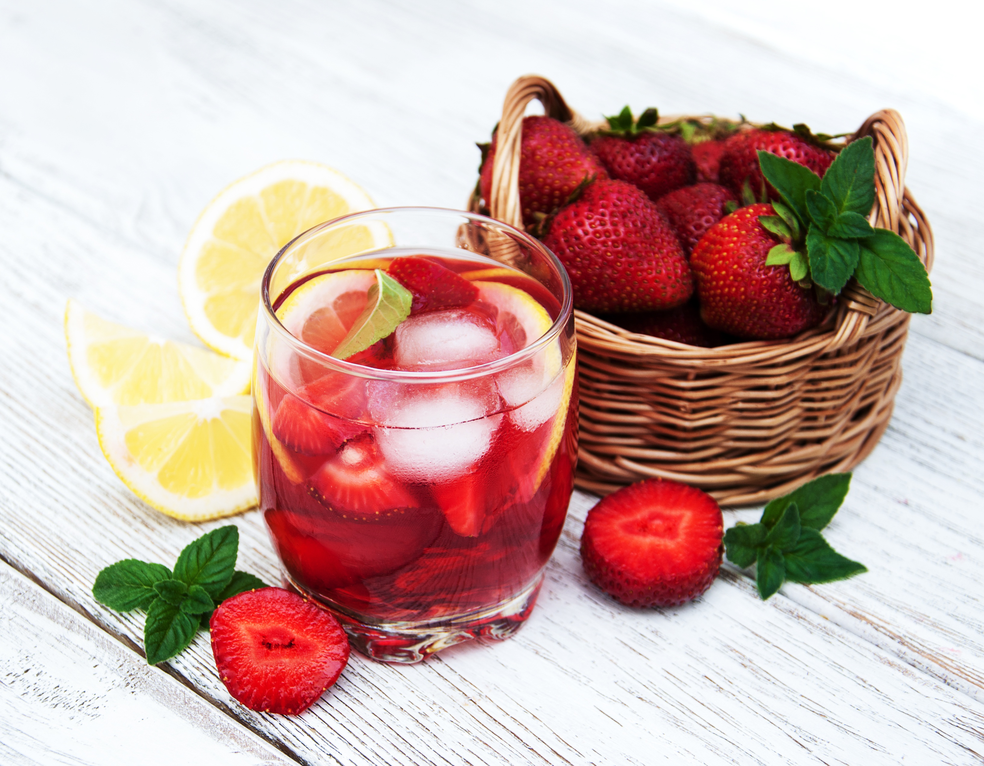 Laden Sie das Erdbeere, Glas, Frucht, Korb, Nahrungsmittel, Stillleben, Getränk-Bild kostenlos auf Ihren PC-Desktop herunter
