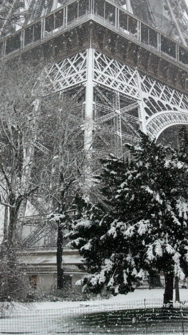 Handy-Wallpaper Winter, Schnee, Paris, Eiffelturm, Schwarz Weiß, Fotografie kostenlos herunterladen.