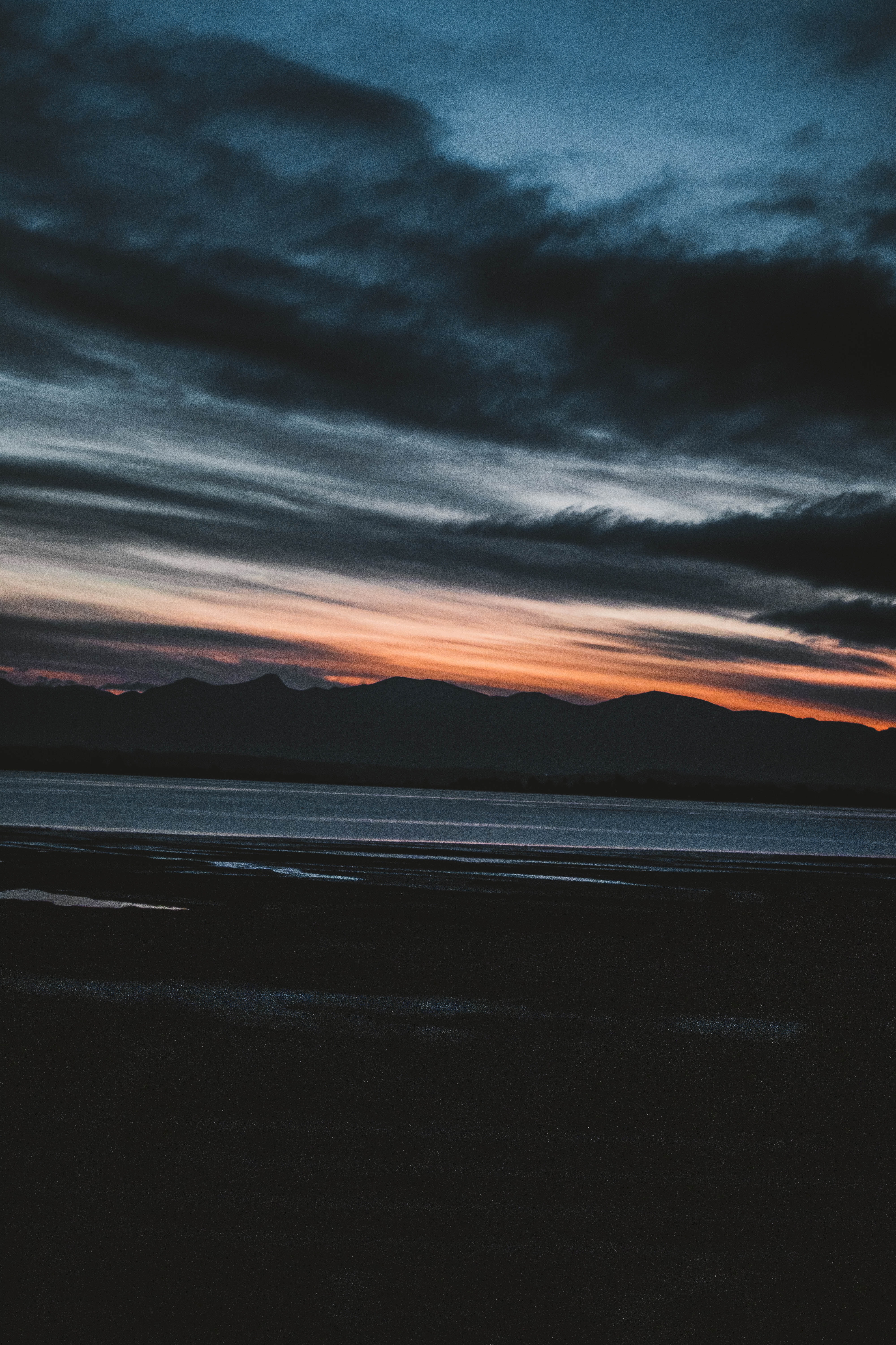 Handy-Wallpaper Sunset, Mountains, Dunkel, Sea kostenlos herunterladen.