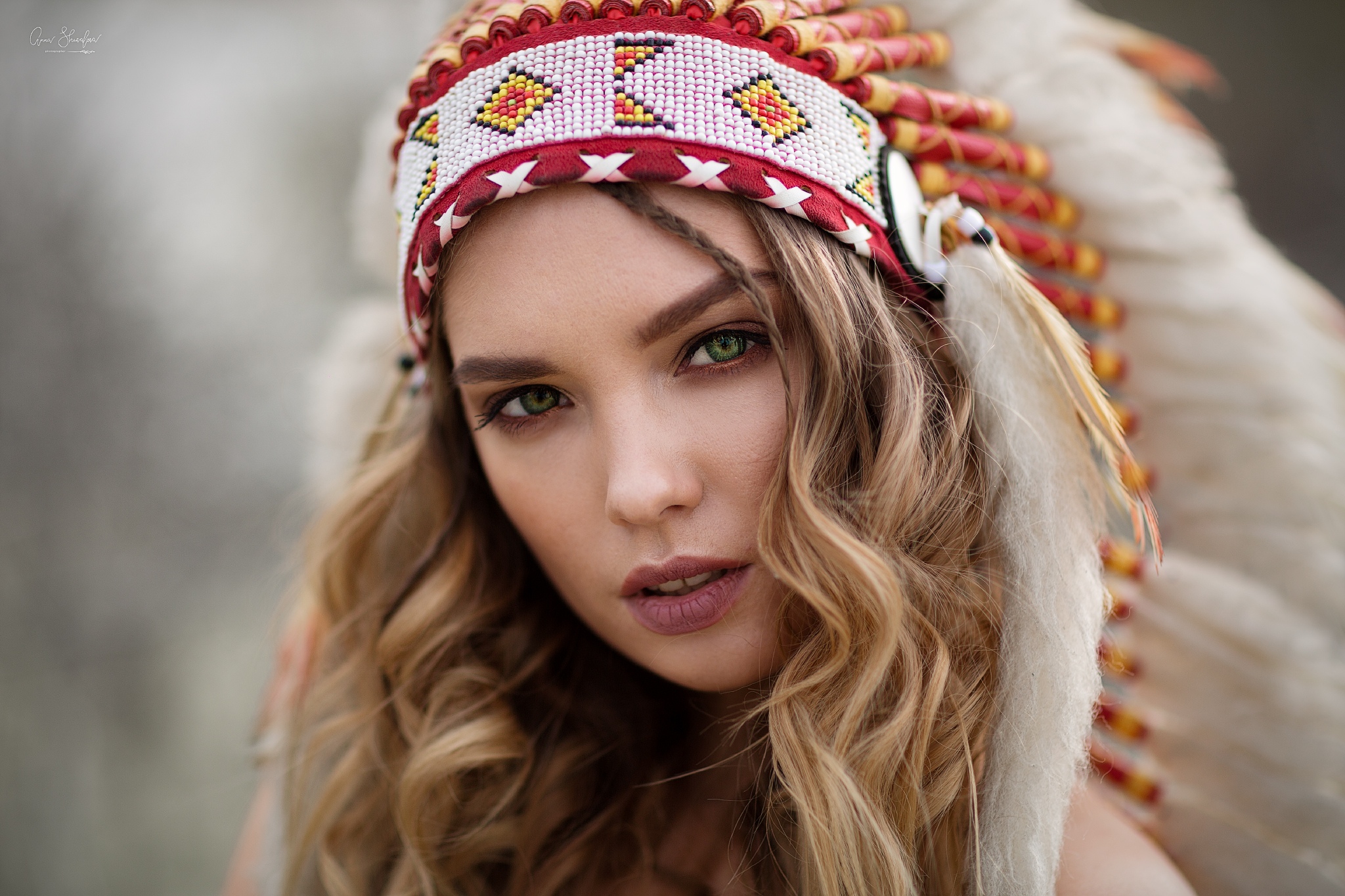 Handy-Wallpaper Gesicht, Modell, Frauen, Grüne Augen, Blondinen, Indianer kostenlos herunterladen.