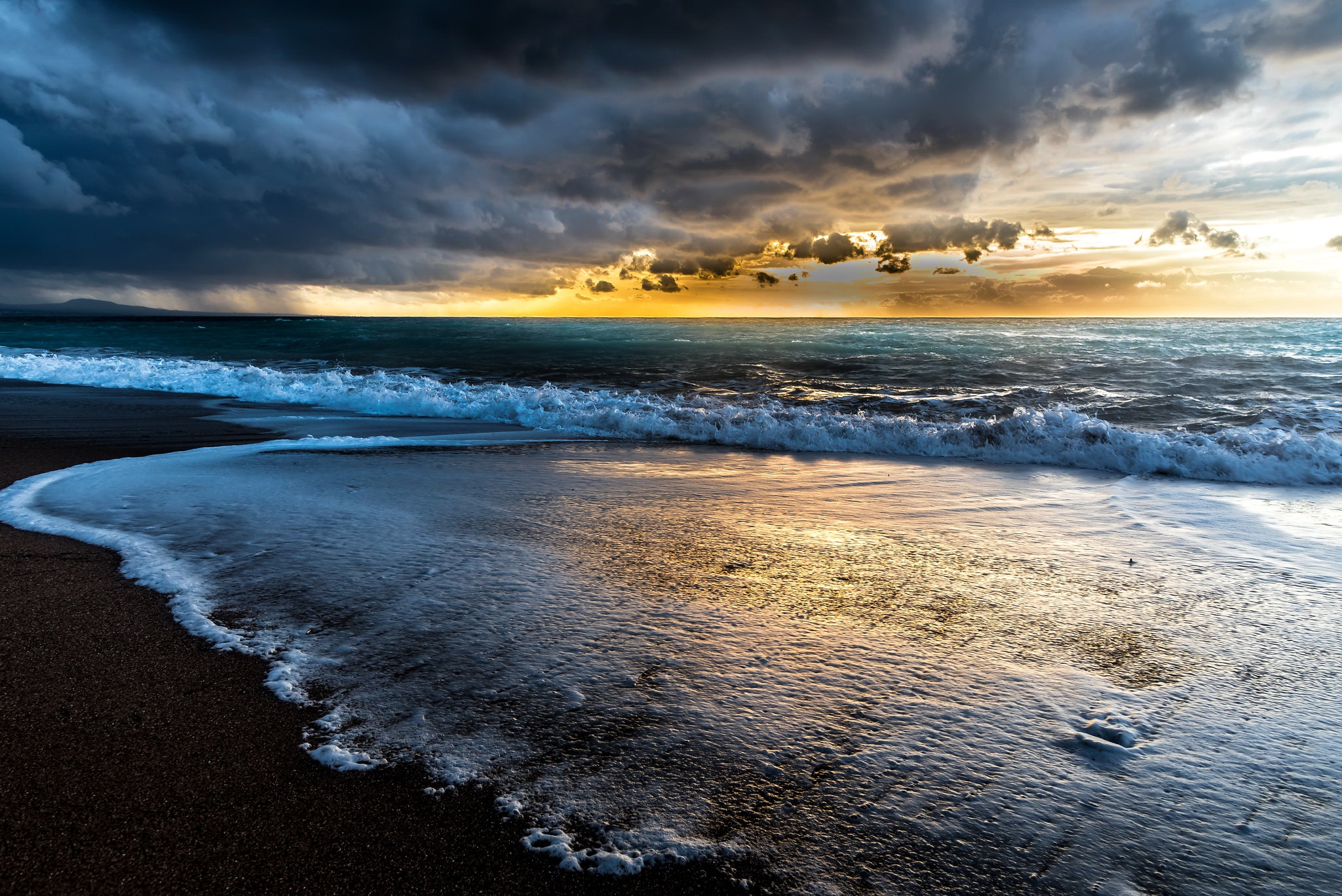 Baixe gratuitamente a imagem Pôr Do Sol, Mar, Praia, Horizonte, Costa, Nuvem, Onda, Terra/natureza na área de trabalho do seu PC