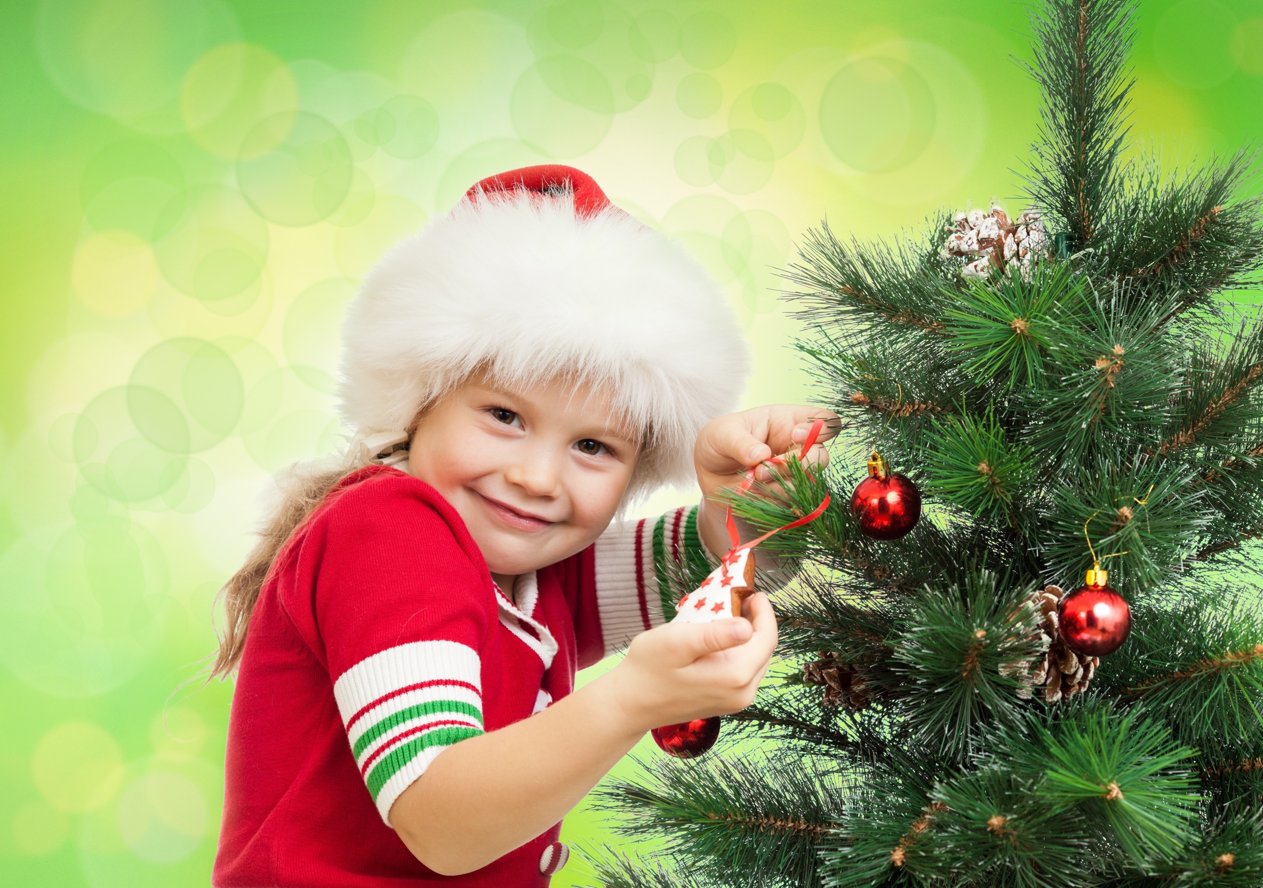 Handy-Wallpaper Feiertage, Weihnachten, Weihnachtsschmuck, Kleines Mädchen, Weihnachtsmütze kostenlos herunterladen.