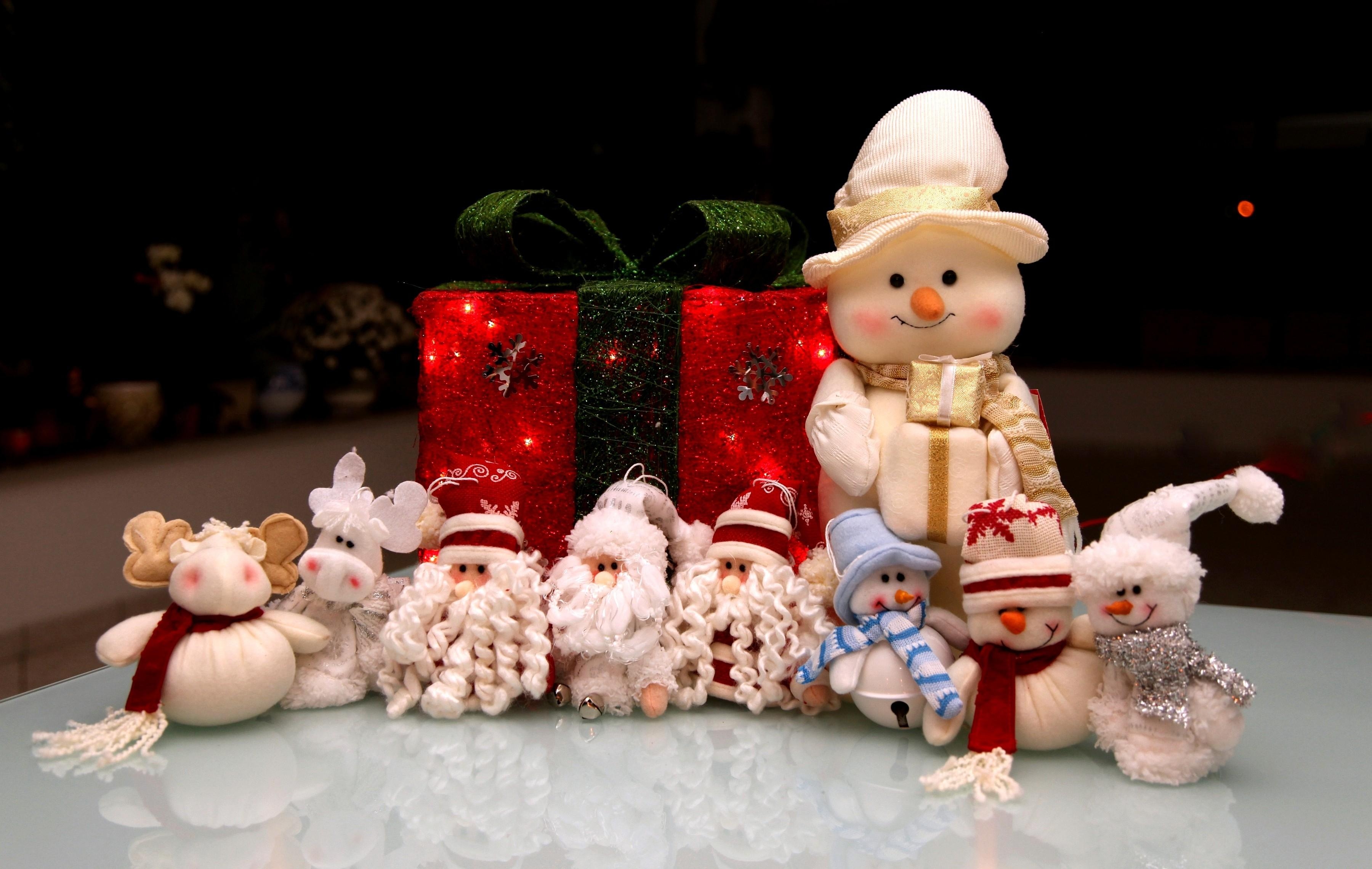 156558 скачать обои снеговики, подарок, новый год, игрушки, праздники, рождество, праздник, деды морозы - заставки и картинки бесплатно