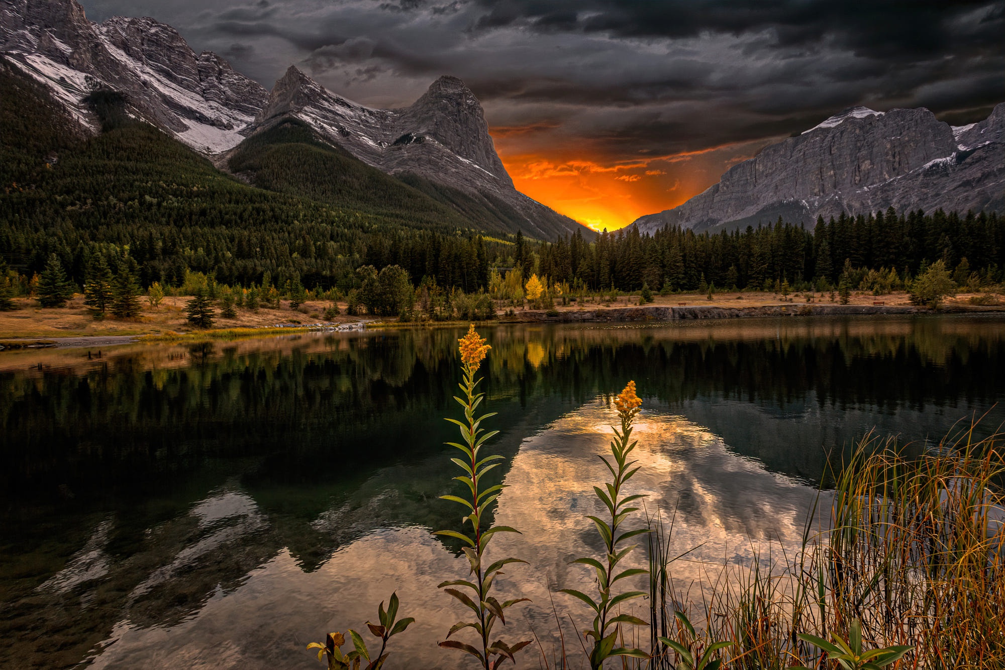 Laden Sie das Landschaft, Natur, Seen, See, Kanada, Gebirge, Wolke, Sonnenuntergang, Erde/natur, Spiegelung-Bild kostenlos auf Ihren PC-Desktop herunter