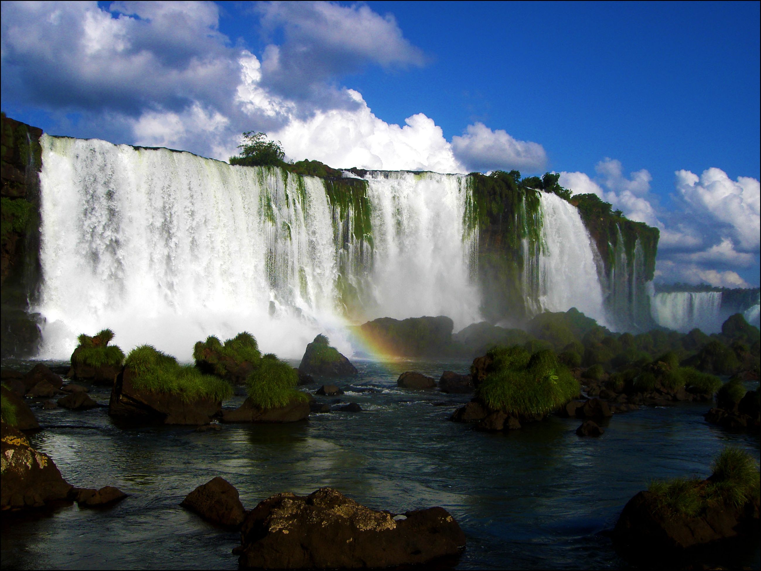 Download mobile wallpaper Waterfall, Earth, Cliff, Moss, Iguazu Falls for free.