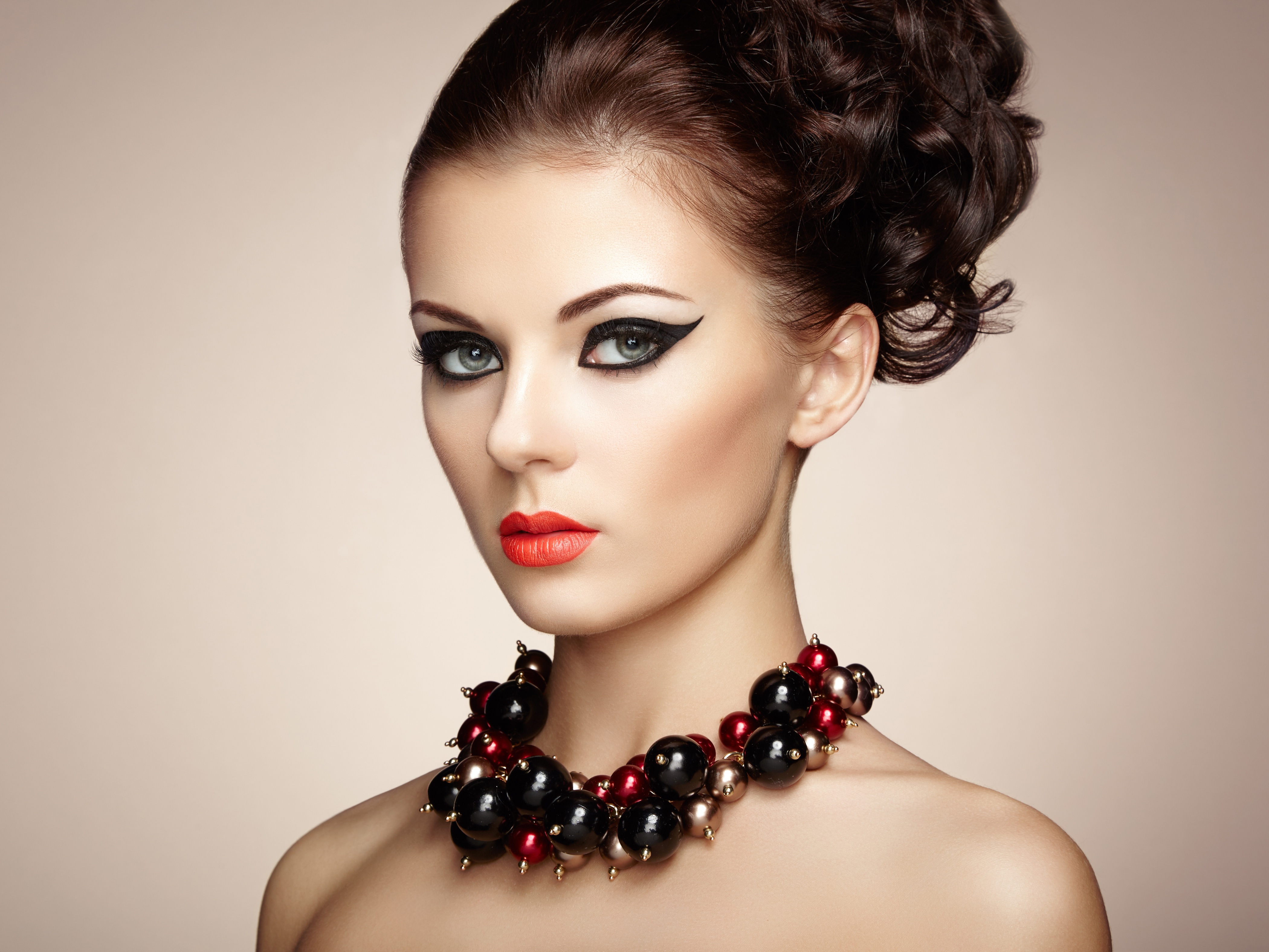 Free download wallpaper Face, Brunette, Model, Women, Blue Eyes, Necklace, Lipstick on your PC desktop