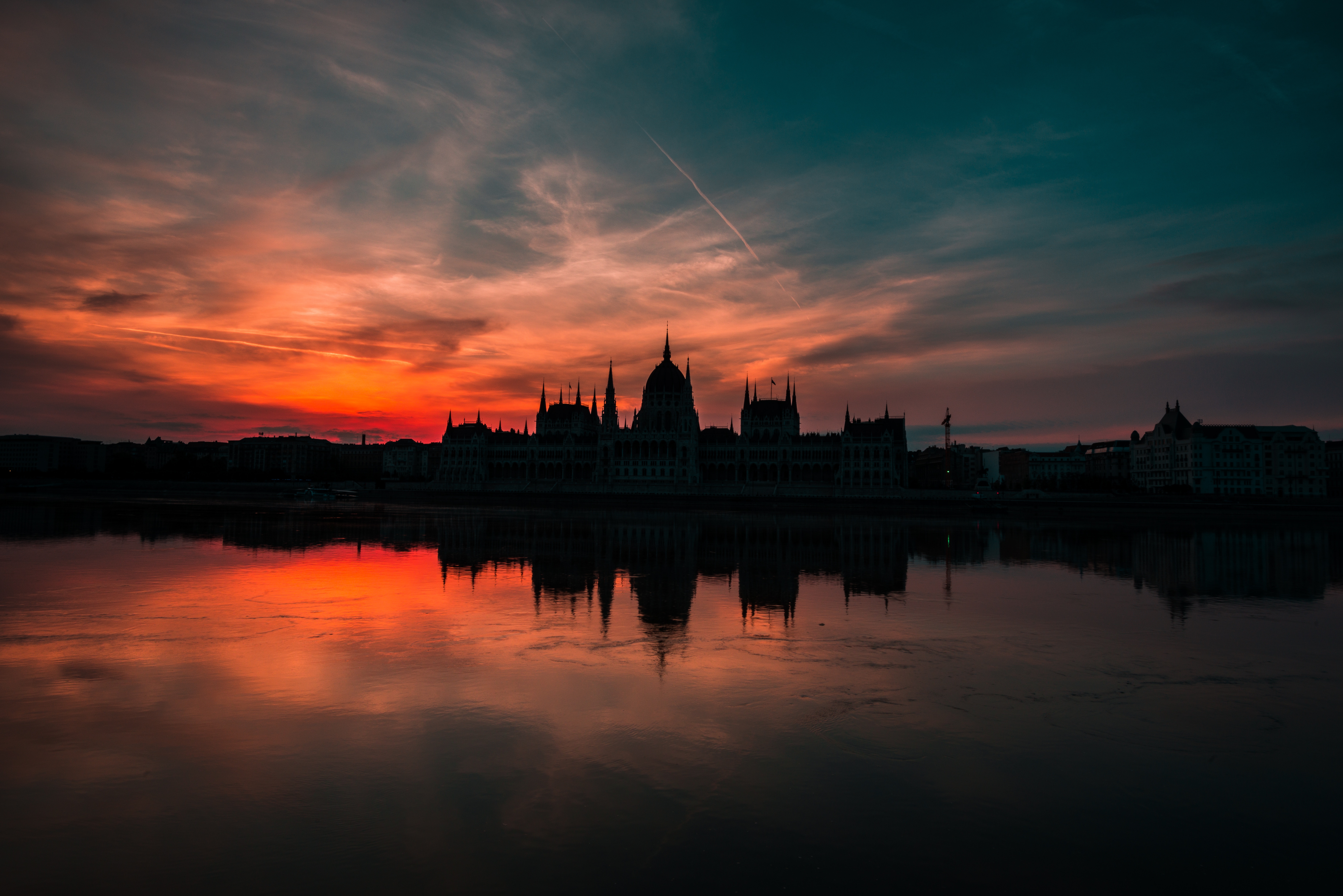 Laden Sie das Fluss, Abend, Ungarn, Sonnenuntergang, Monumente, Donau, Menschengemacht, Spiegelung, Parlamentsgebäude (Budapest)-Bild kostenlos auf Ihren PC-Desktop herunter