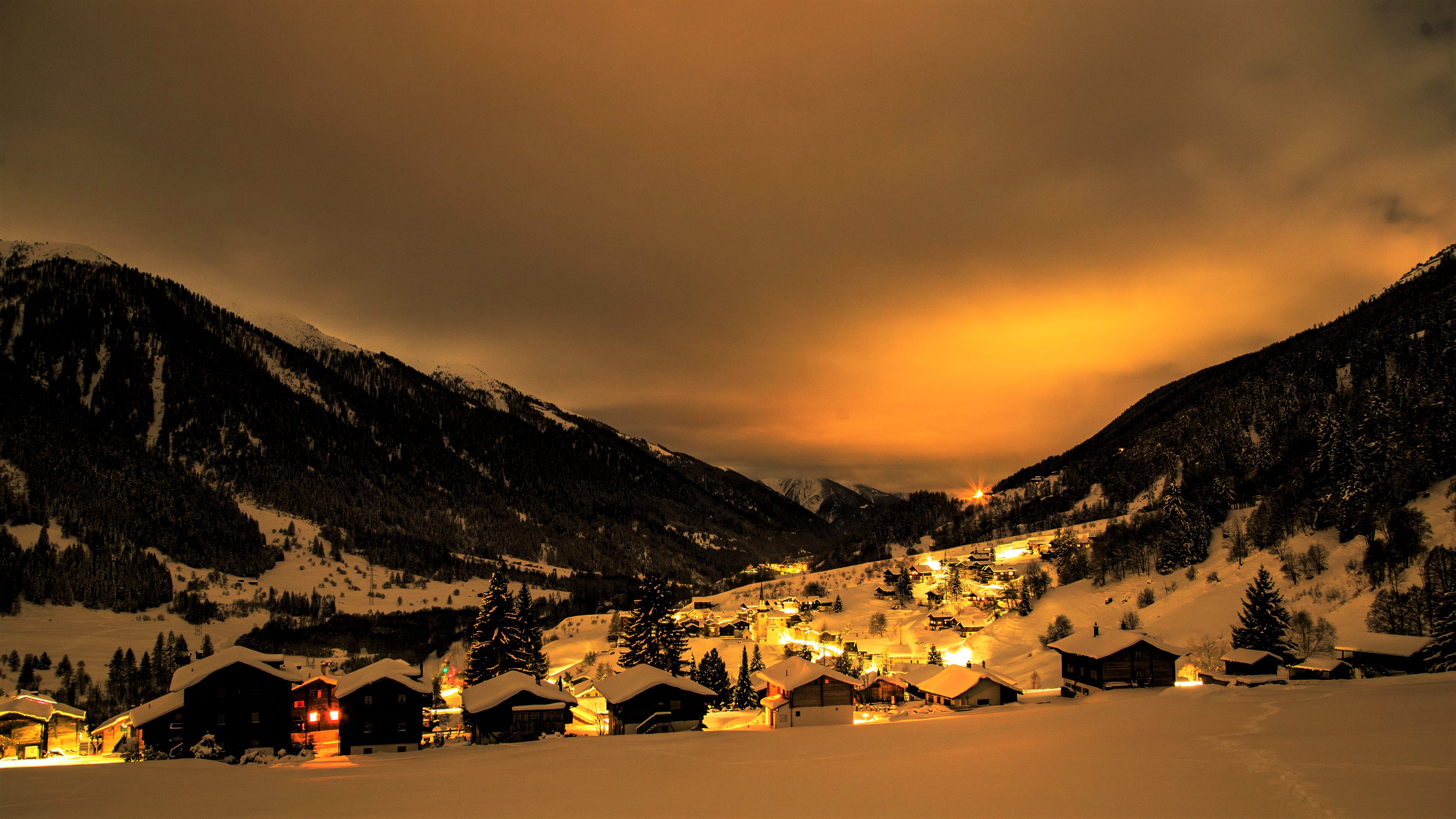 無料モバイル壁紙冬, 家, 街, 雪, 山, 光, 森, スイス, 夜, 写真撮影をダウンロードします。