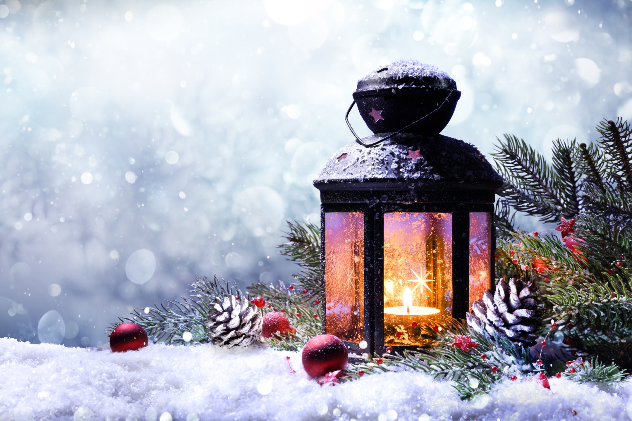 Laden Sie das Feiertage, Schnee, Weihnachten, Laterne, Tannenzapfen-Bild kostenlos auf Ihren PC-Desktop herunter