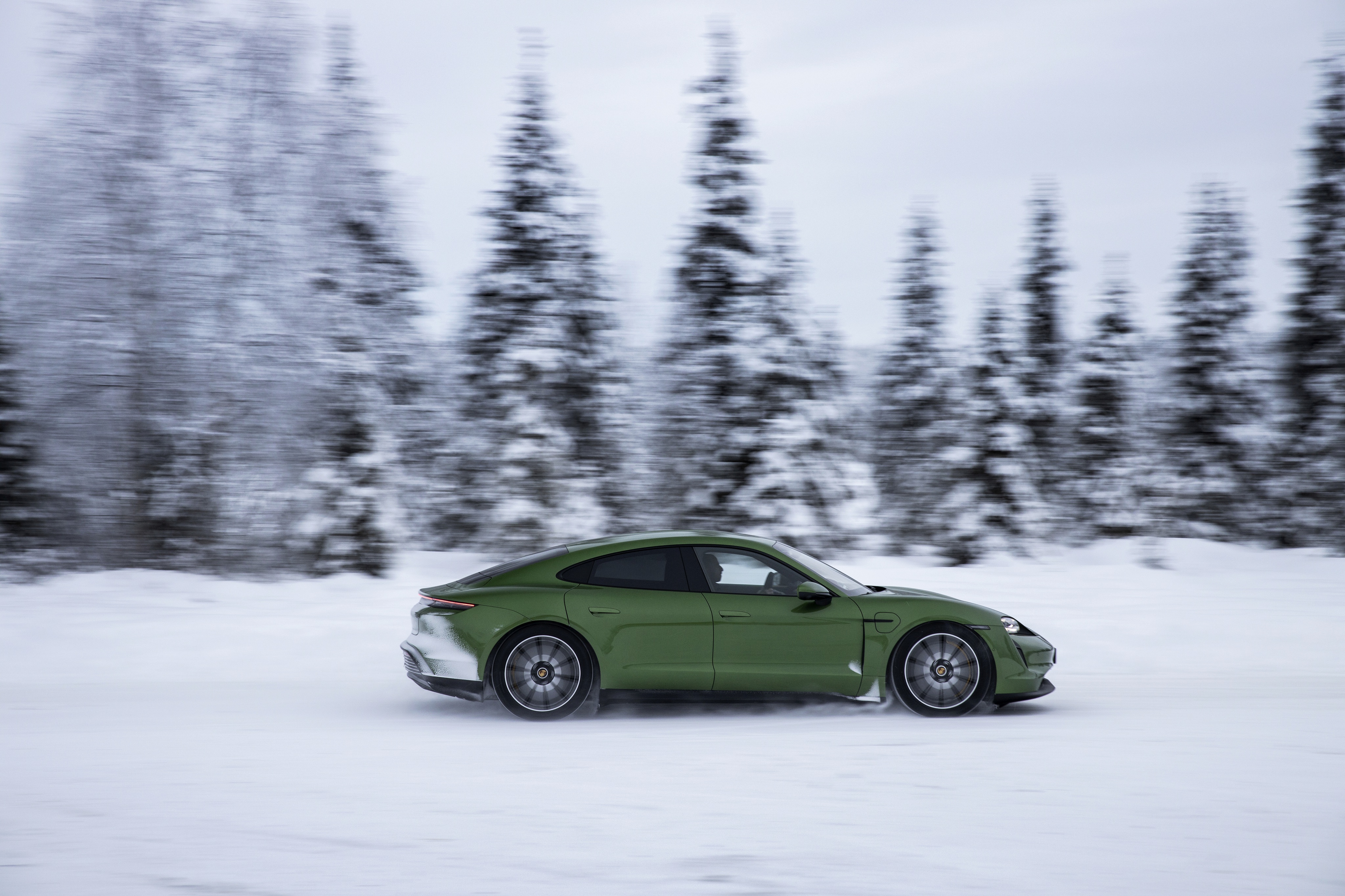Скачати мобільні шпалери Зима, Порш, Сніг, Автомобіль, Транспортні Засоби, Зелений Автомобіль, Porsche Taycan 4S безкоштовно.