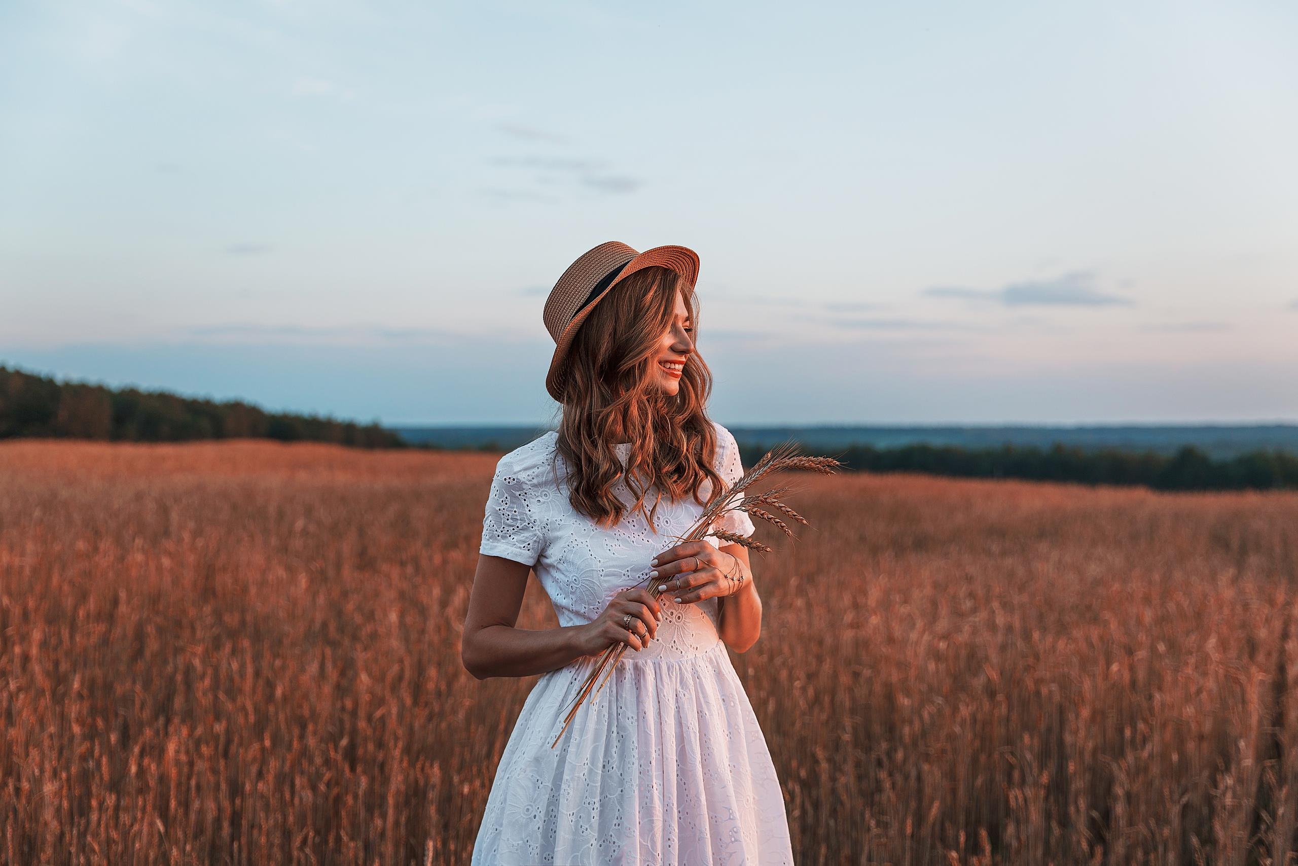 Handy-Wallpaper Sommer, Lächeln, Stimmung, Hut, Modell, Frauen, Tiefenschärfe, Weißes Kleid kostenlos herunterladen.