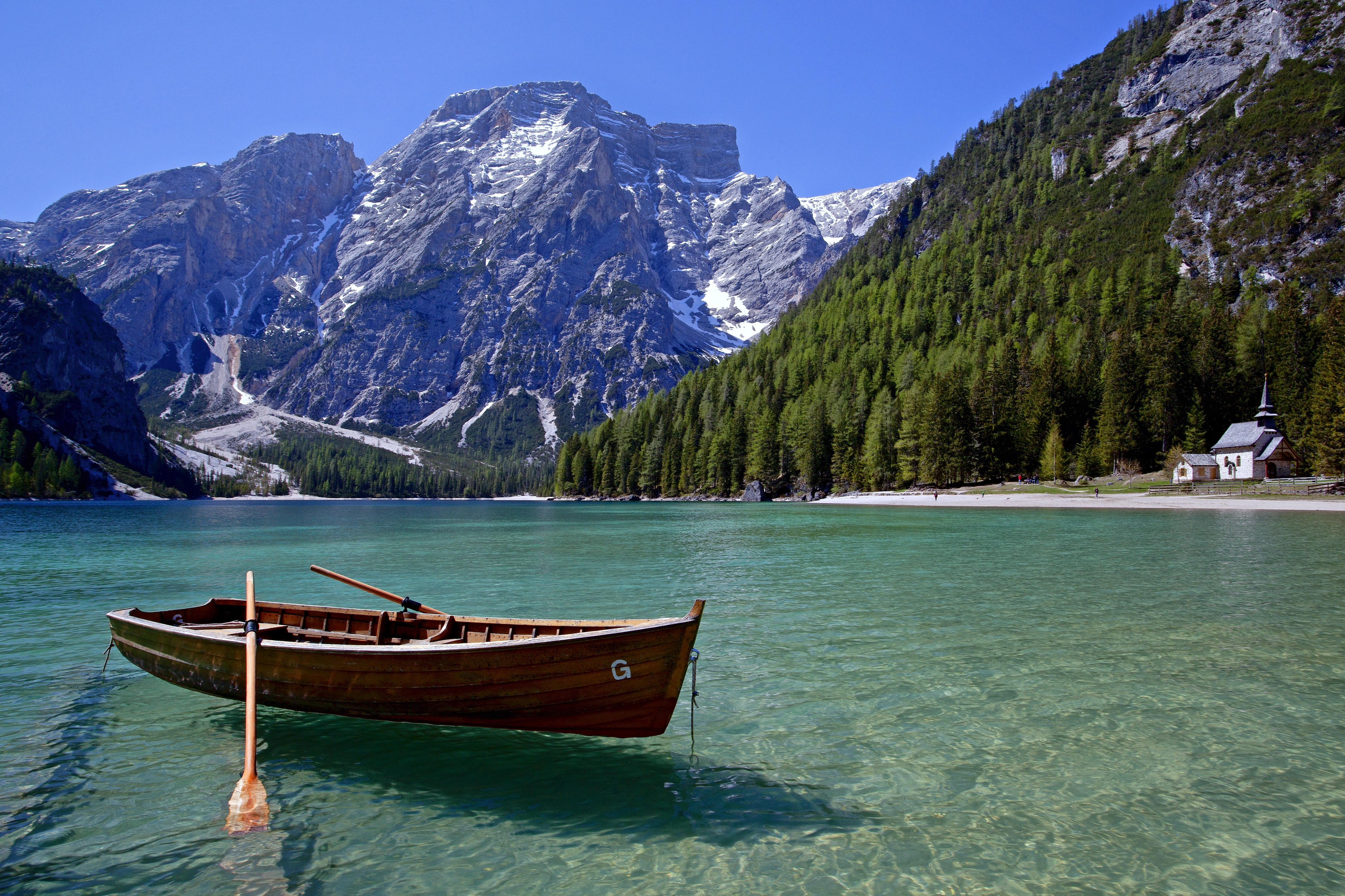 Laden Sie das Landschaft, Natur, Seen, See, Wald, Boot, Gebirge, Fotografie-Bild kostenlos auf Ihren PC-Desktop herunter