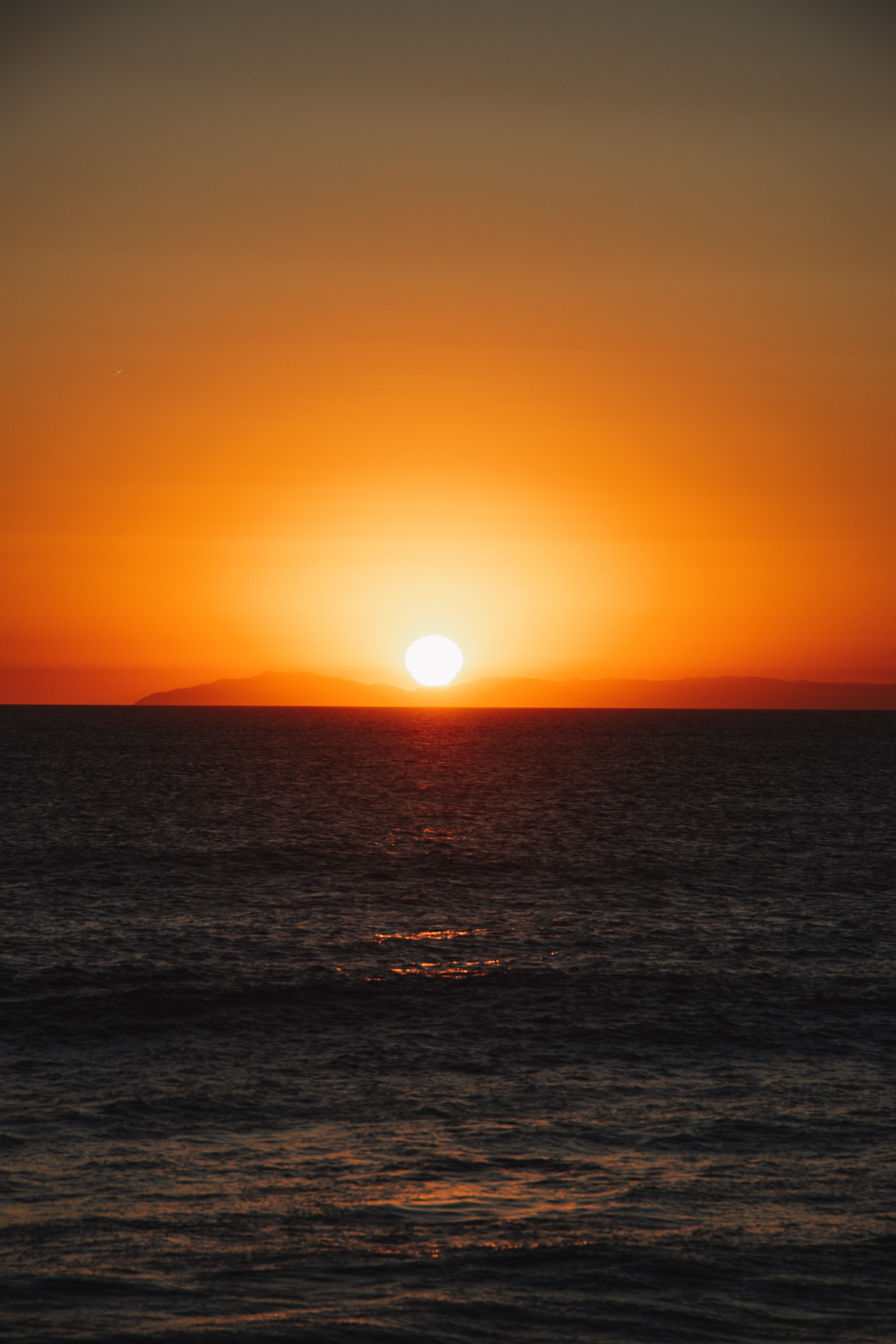Download mobile wallpaper Glare, Waves, Horizon, Sea, Sunset, Sun, Nature for free.