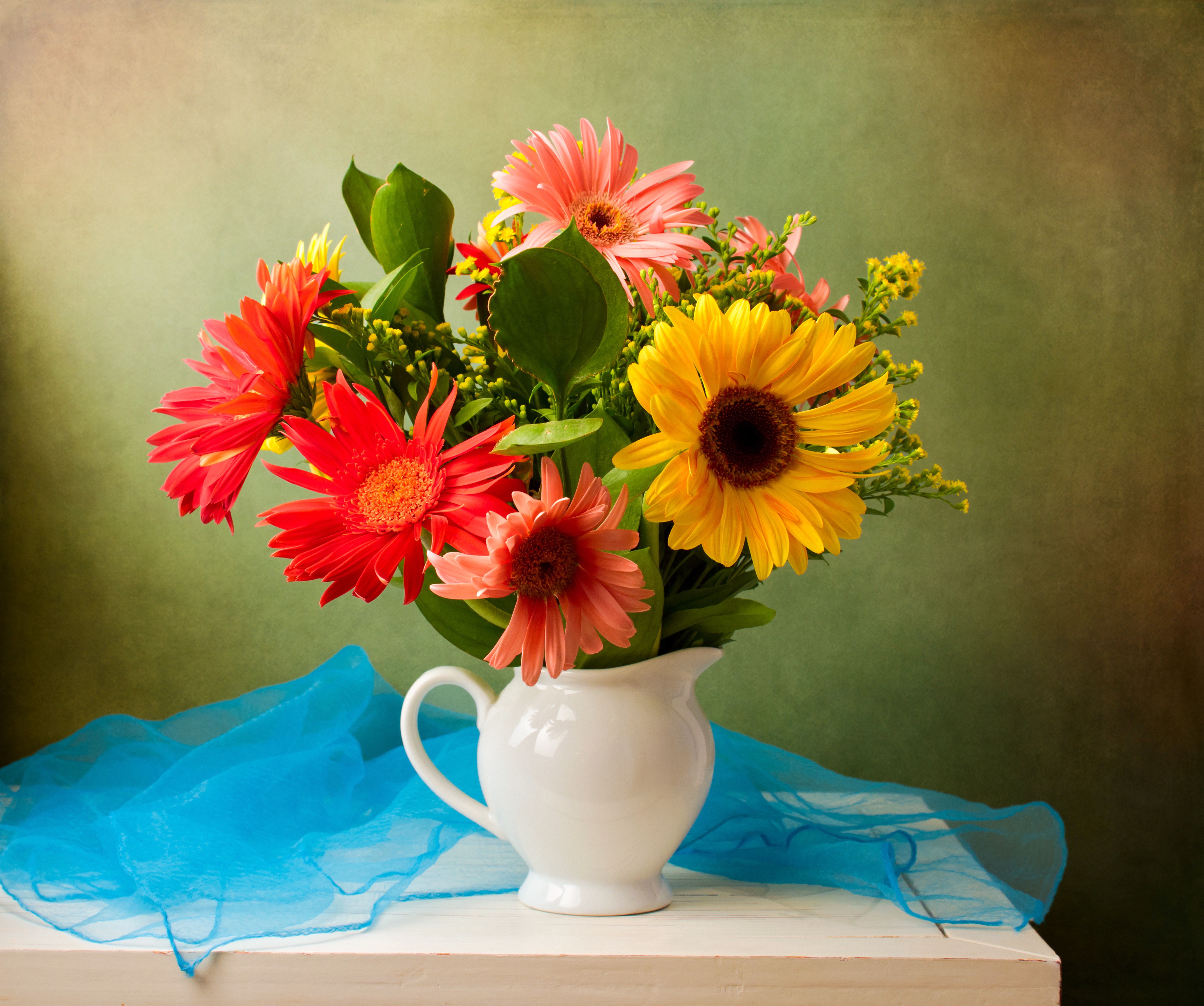 Handy-Wallpaper Gerbera, Blume, Farben, Vase, Bunt, Gelbe Blume, Rote Blume, Menschengemacht, Pinke Blume, Stillleben kostenlos herunterladen.