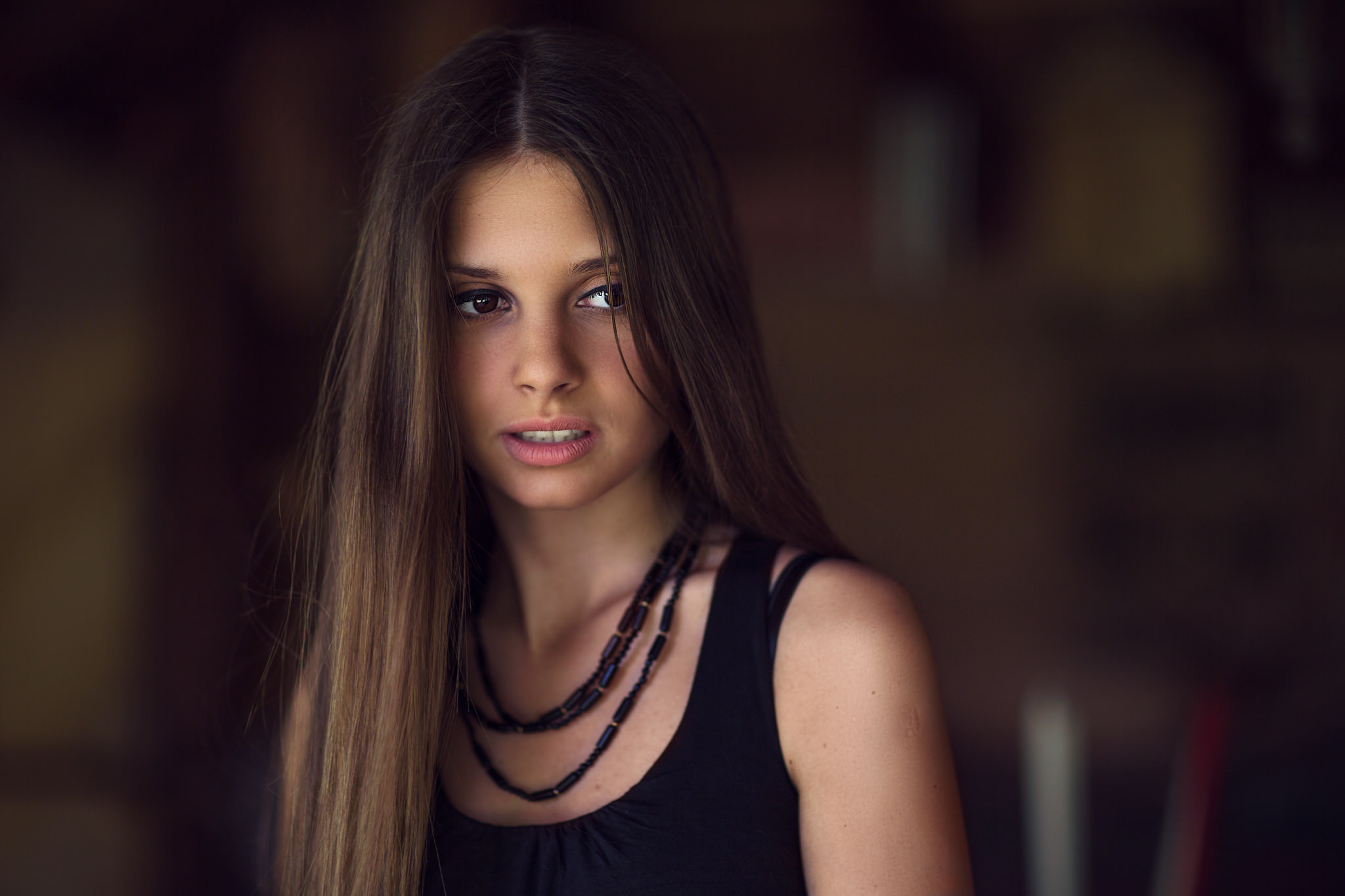 Free download wallpaper Bokeh, Brunette, Model, Women, Necklace, Brown Eyes on your PC desktop