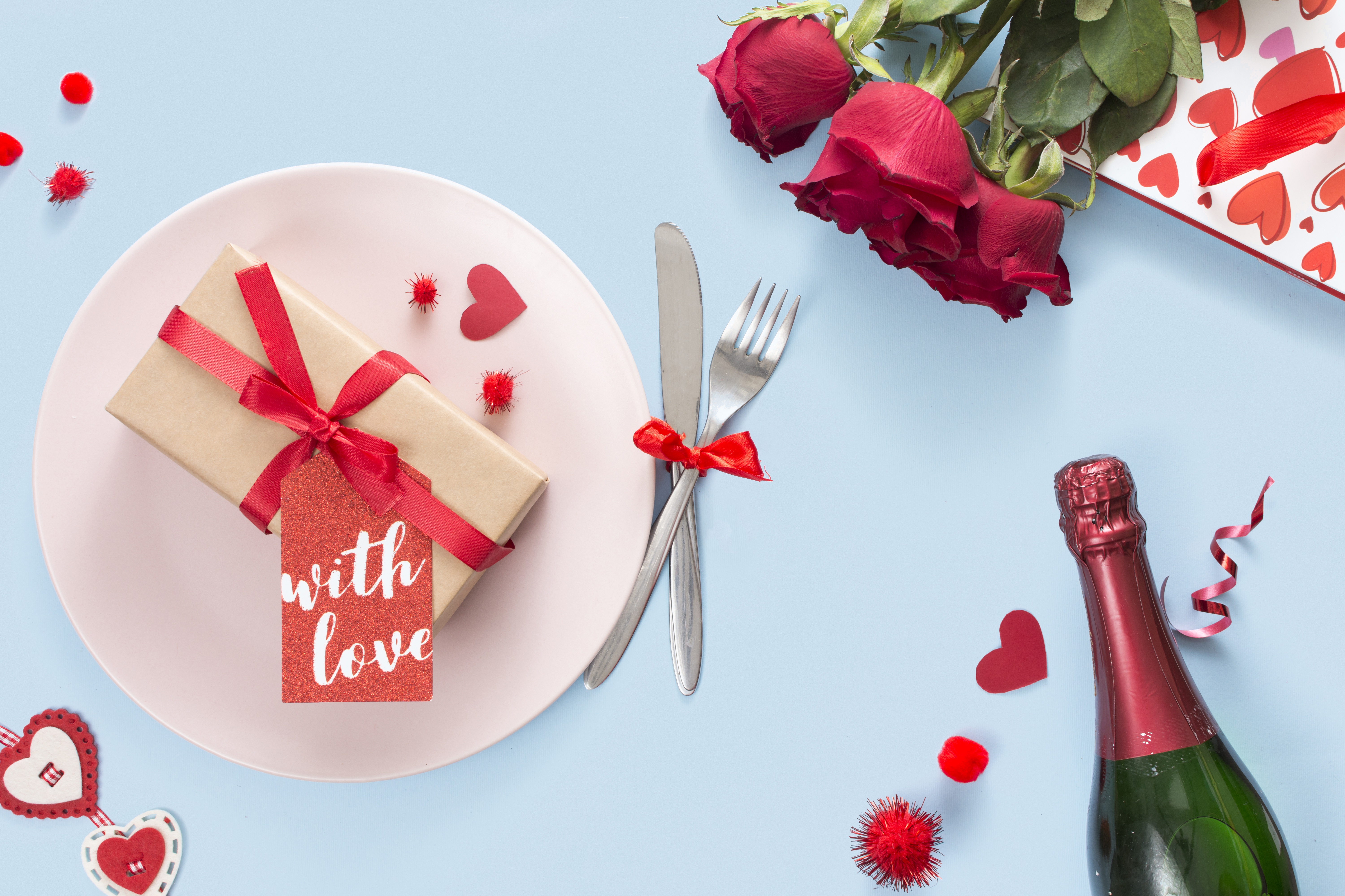 Laden Sie das Feiertage, Valentinstag, Blume, Rose, Geschenk, Stillleben-Bild kostenlos auf Ihren PC-Desktop herunter