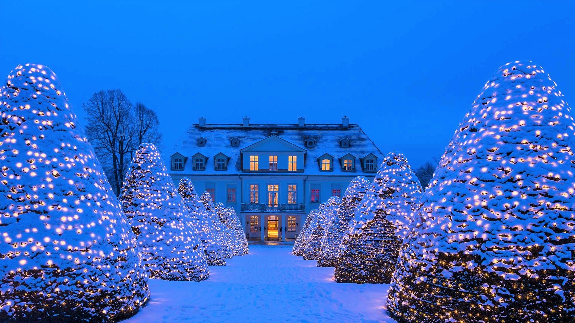 Скачать картинку Снег, Свет, Белый, Рождественская Елка, Германия, Дворец, Сделано Человеком, Дворцы в телефон бесплатно.