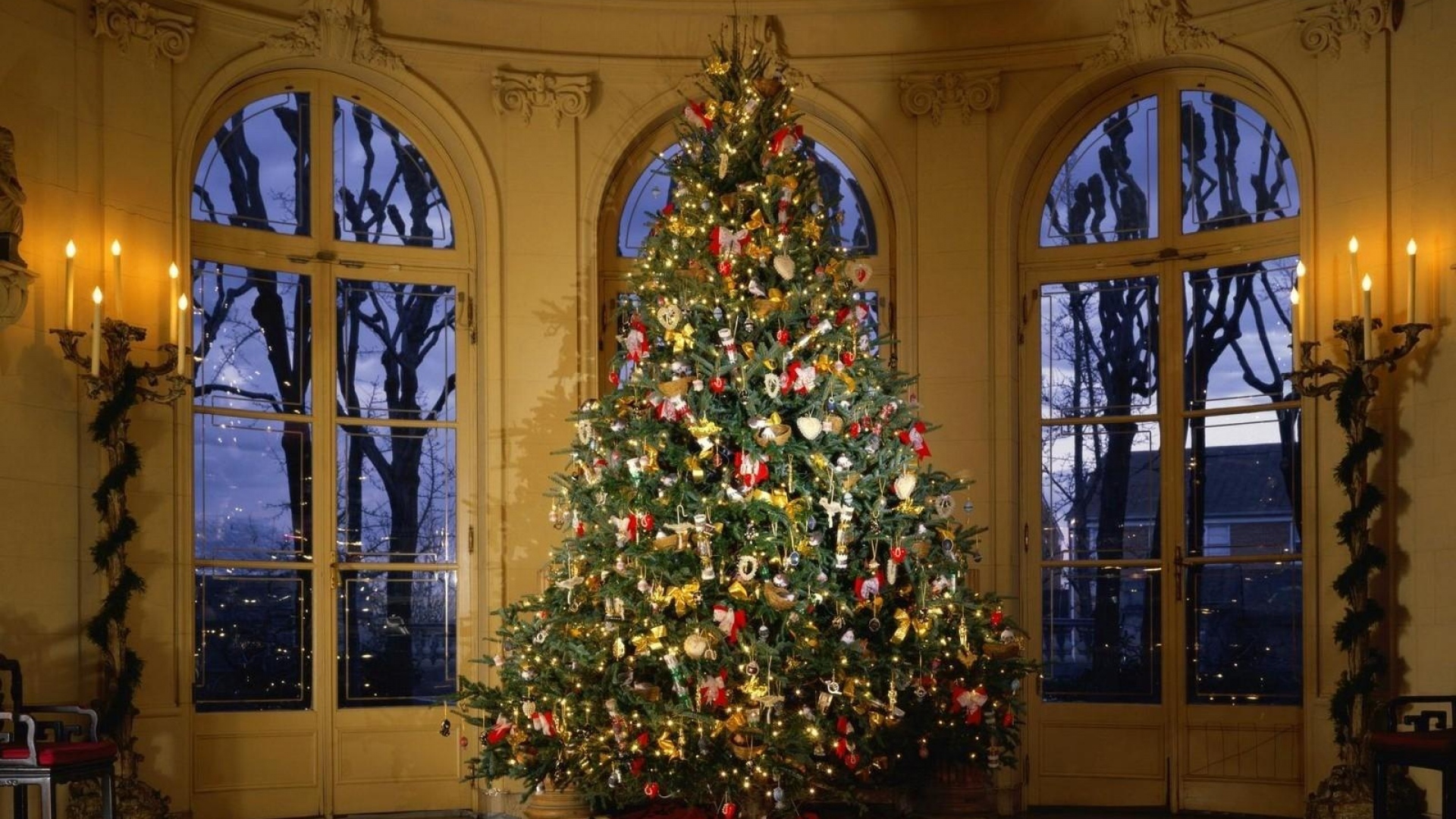 Handy-Wallpaper Feiertage, Weihnachten, Baum, Fenster, Weihnachtsschmuck, Weihnachtsbaum, Kerze, Ferien kostenlos herunterladen.