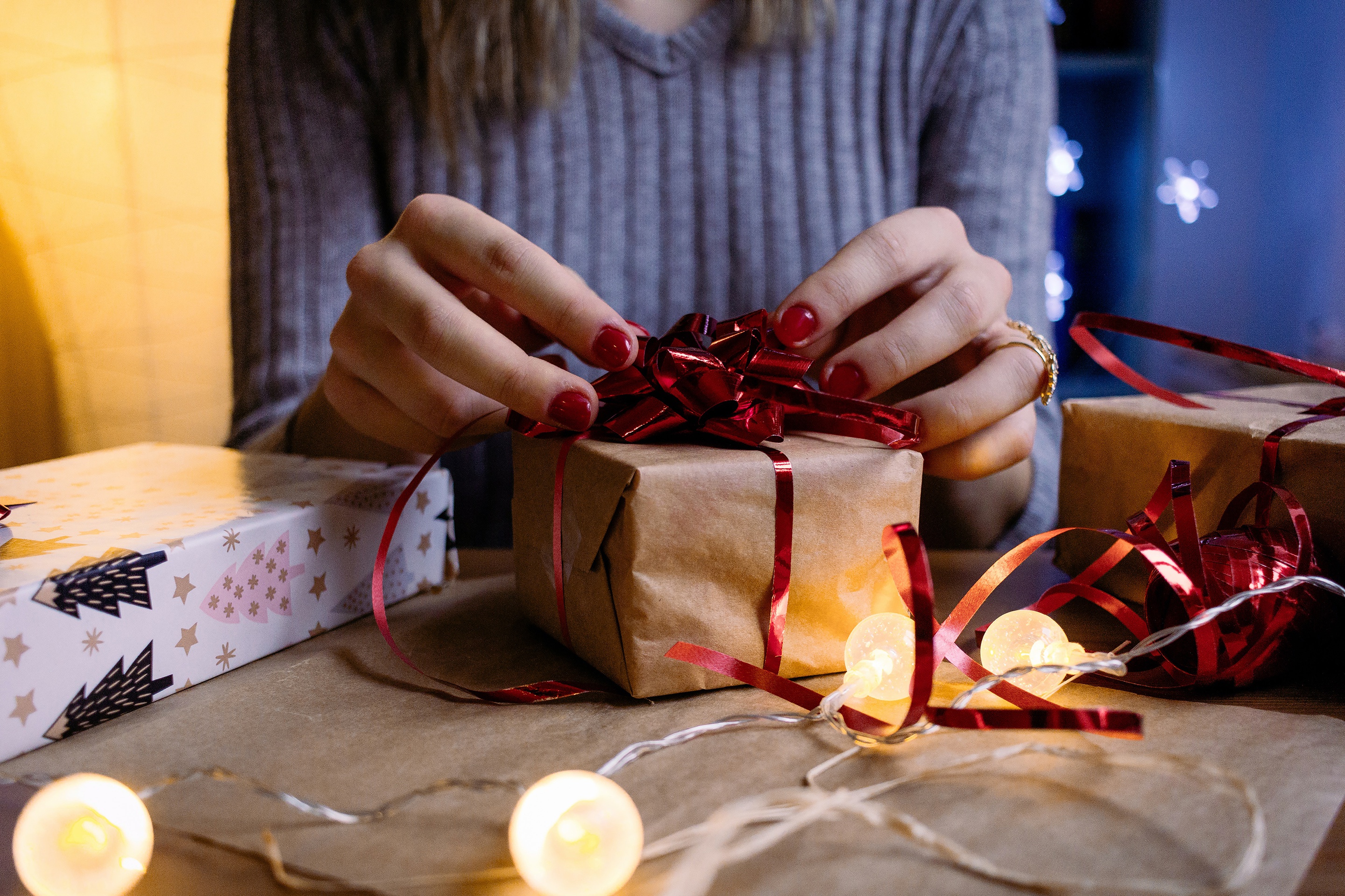 Baixar papel de parede para celular de Natal, Mãos, Presente, Feriados, Ânimo gratuito.