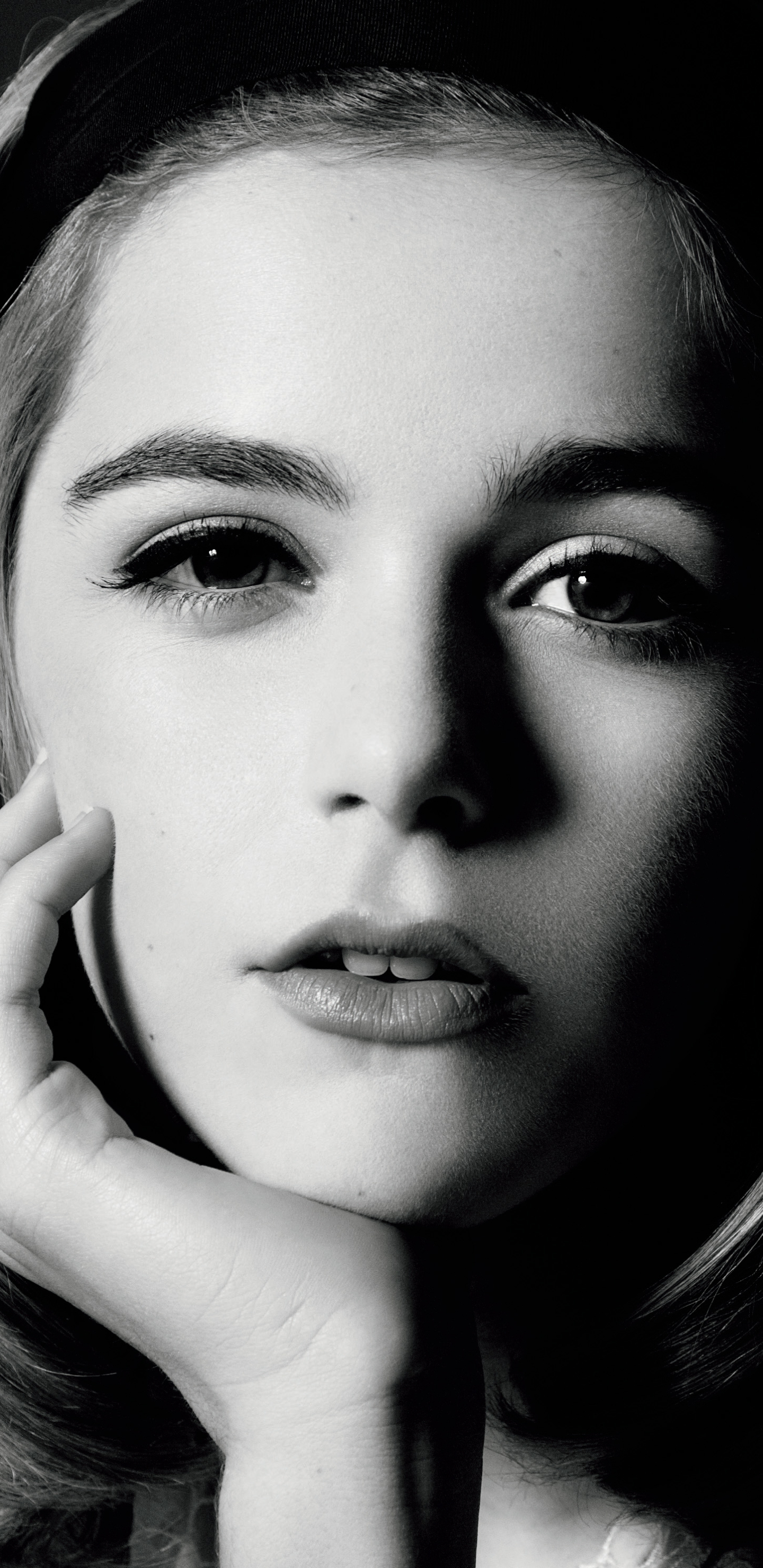 Download mobile wallpaper Monochrome, Celebrity, Actress, Kiernan Shipka for free.