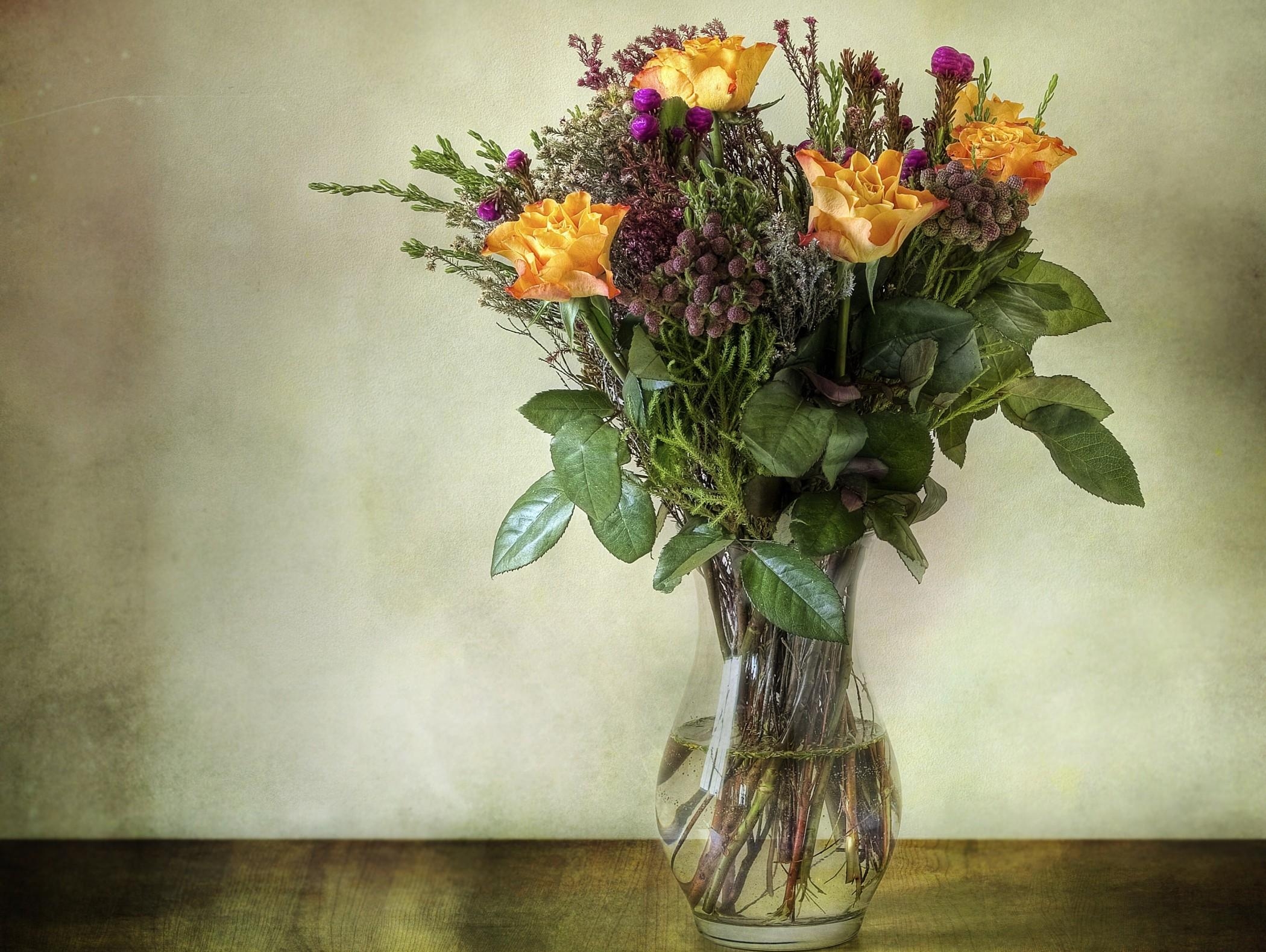 Téléchargez gratuitement l'image Surface, Fleurs, Bouquet, Mur, Vase, Roses sur le bureau de votre PC