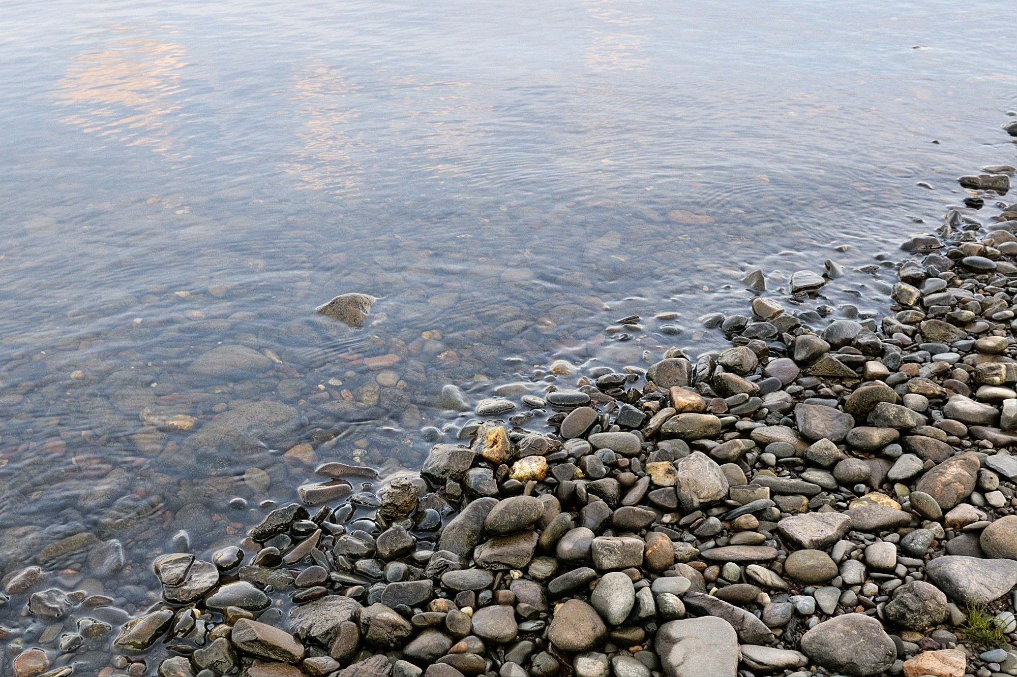 105849 скачать картинку камни, природа, вода, галька, берег, прозрачная, влажность, дно - обои и заставки бесплатно