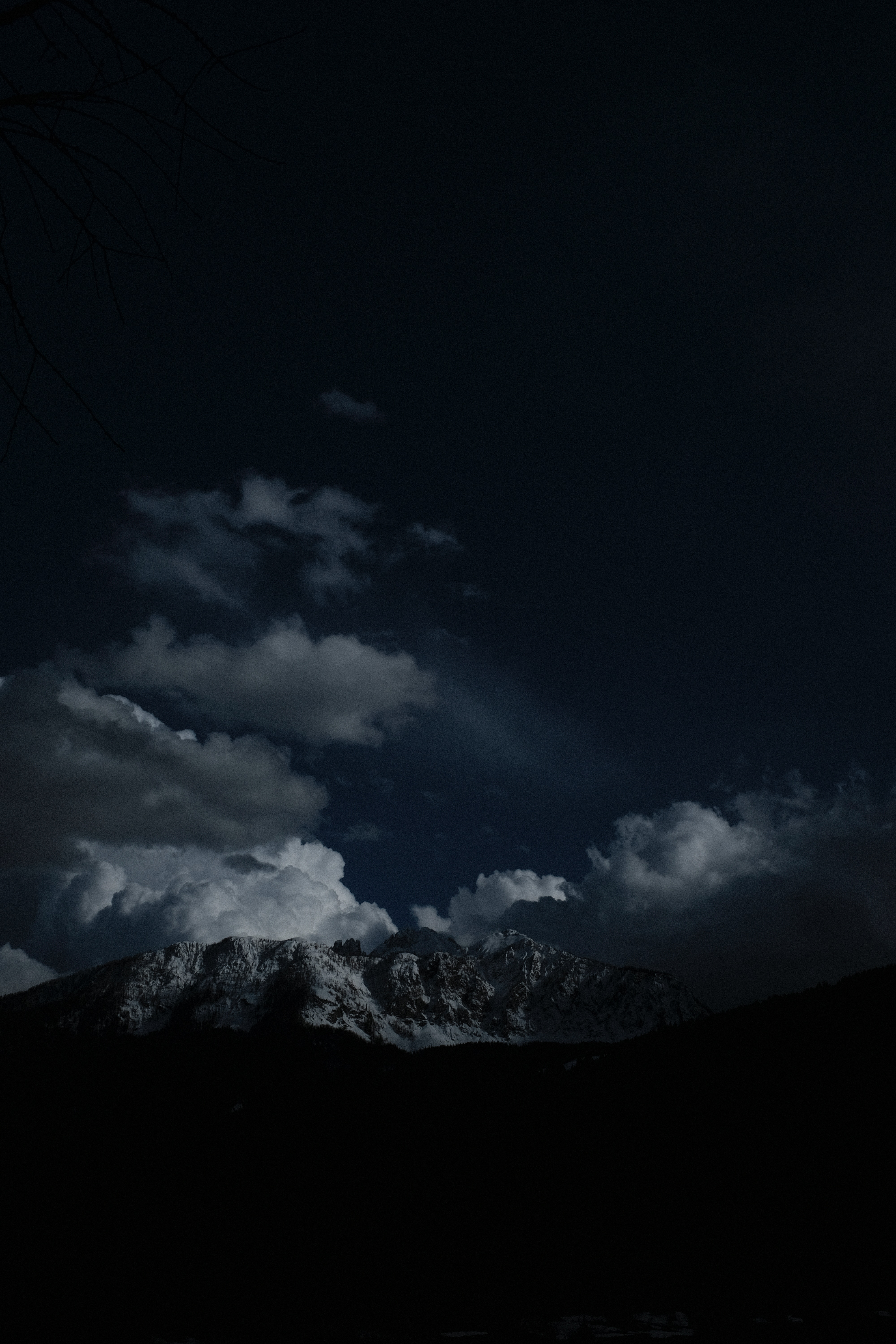 Скачать обои бесплатно Темные, Ночь, Вершины, Горы, Облака картинка на рабочий стол ПК