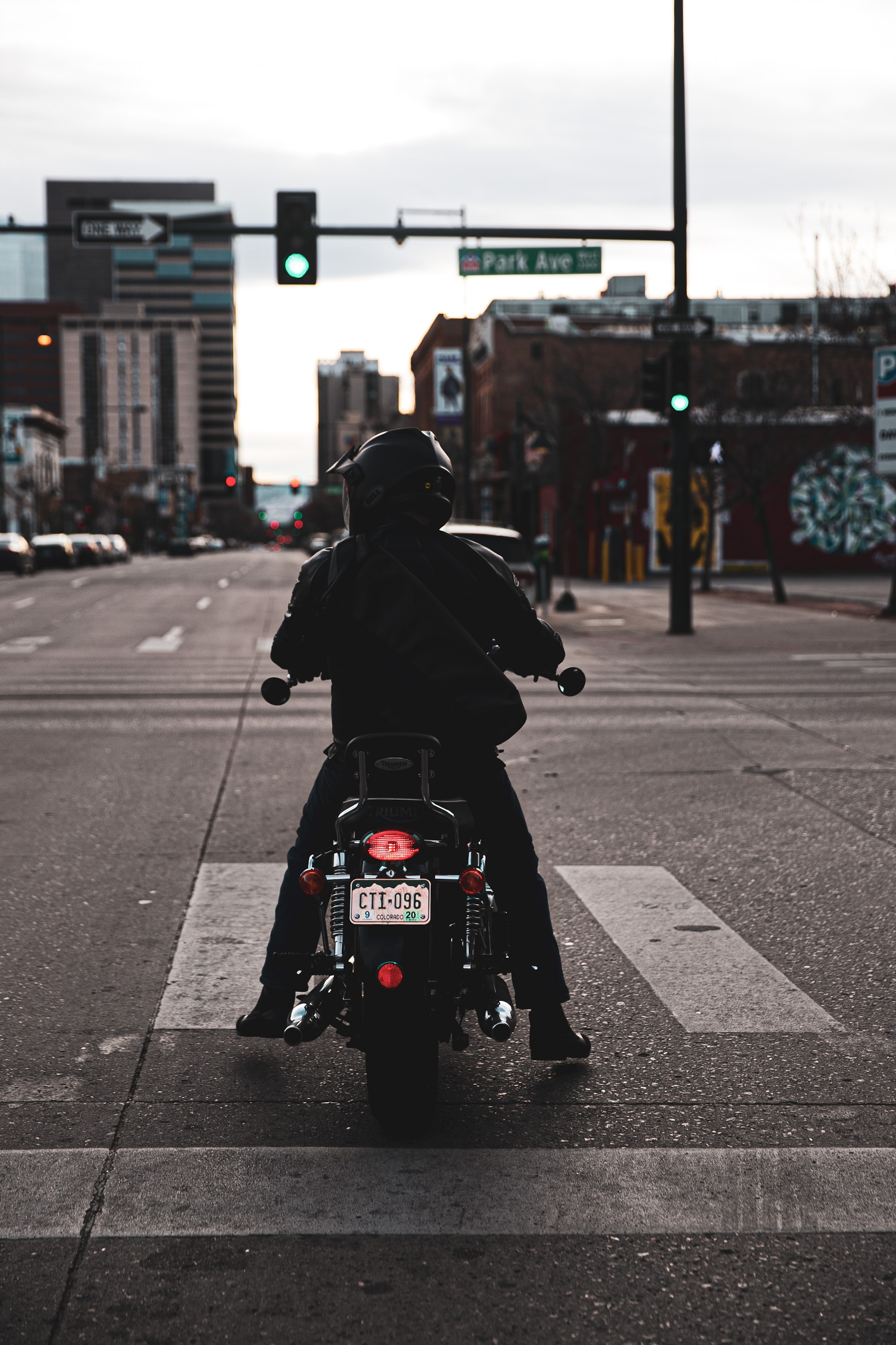 無料モバイル壁紙モーターサイク リスト, モーターサイクリスト, バイカー, 黒い, 道, 道路, オートバイをダウンロードします。