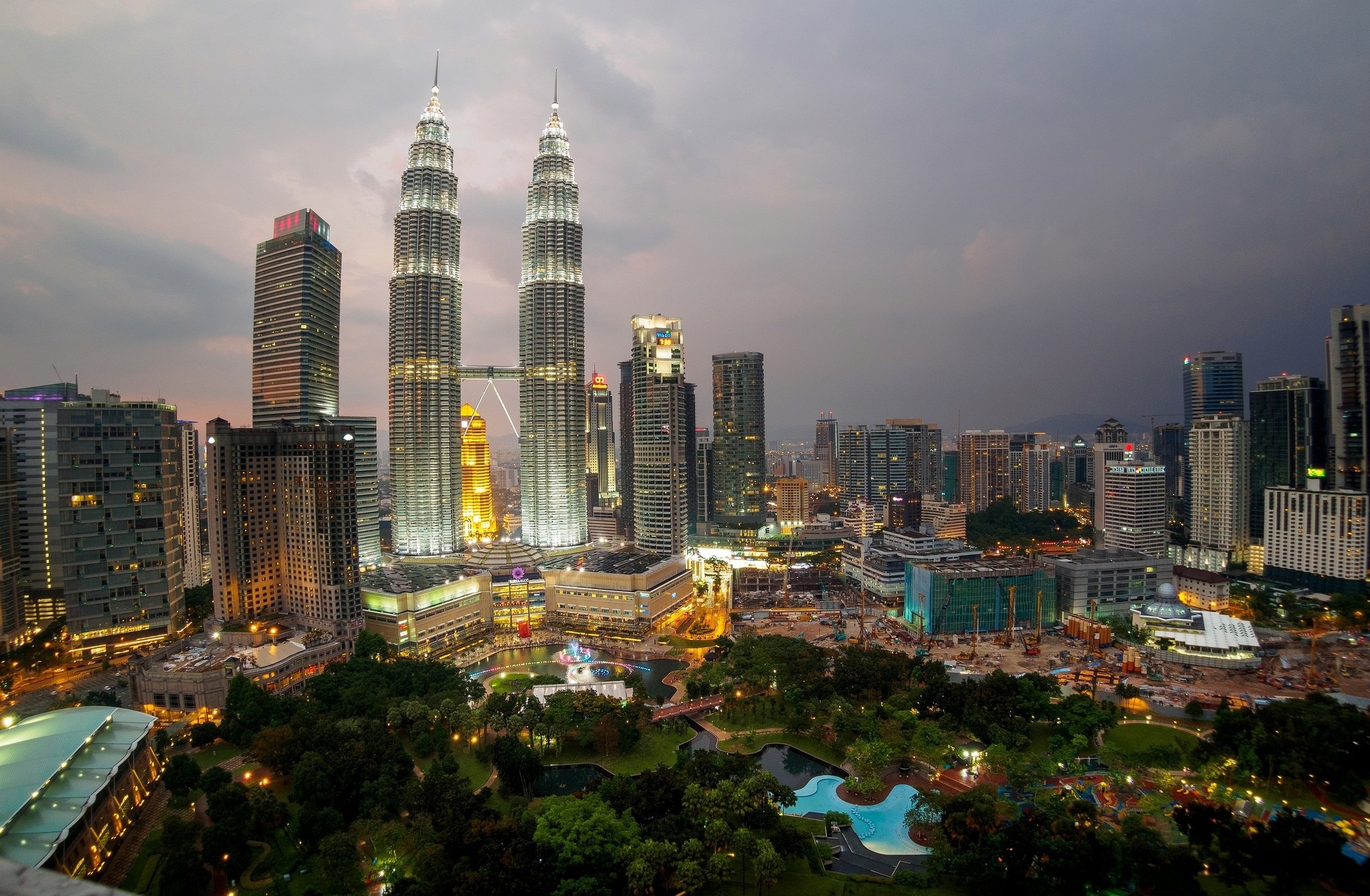 459737 descargar fondo de pantalla hecho por el hombre, kuala lumpur, edificio, ciudad, malasia, torres petronas, rascacielos, ciudades: protectores de pantalla e imágenes gratis