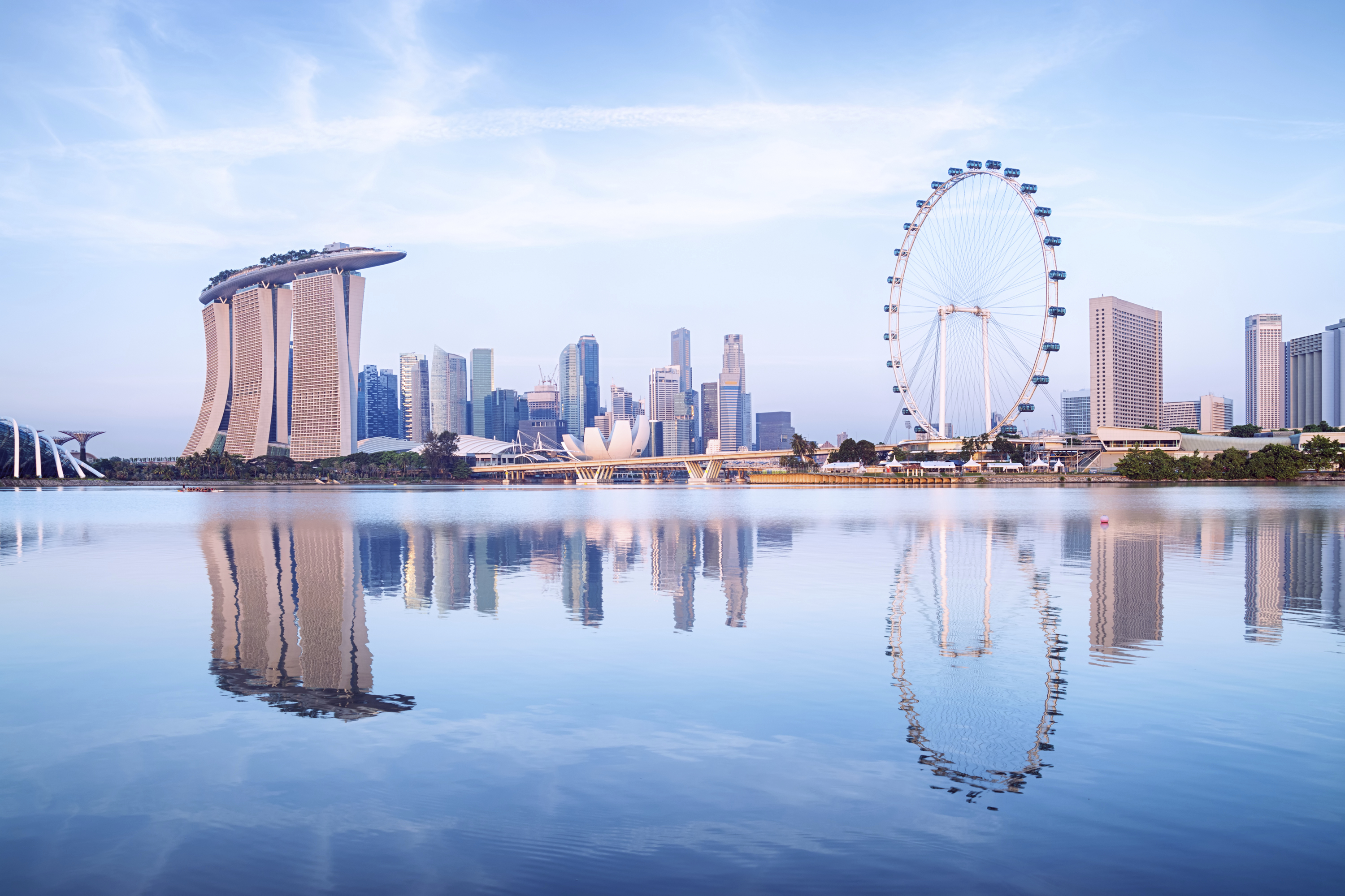 Handy-Wallpaper Wolkenkratzer, Gebäude, Singapur, Menschengemacht, Spiegelung, Marina Bay Sands kostenlos herunterladen.
