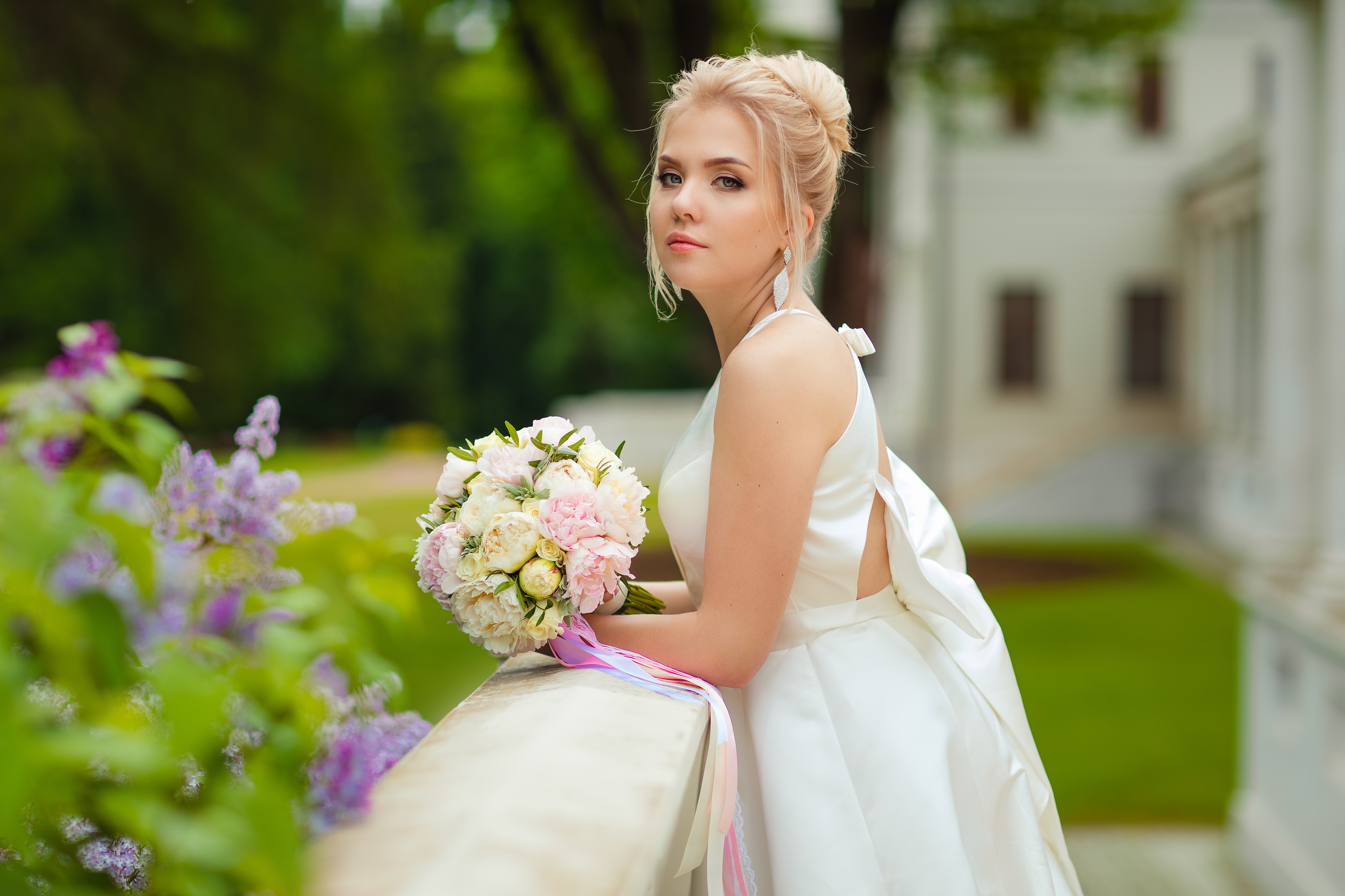 Handy-Wallpaper Braut, Modell, Frauen, Blondinen, Hochzeitskleid, Tiefenschärfe, Weißes Kleid kostenlos herunterladen.