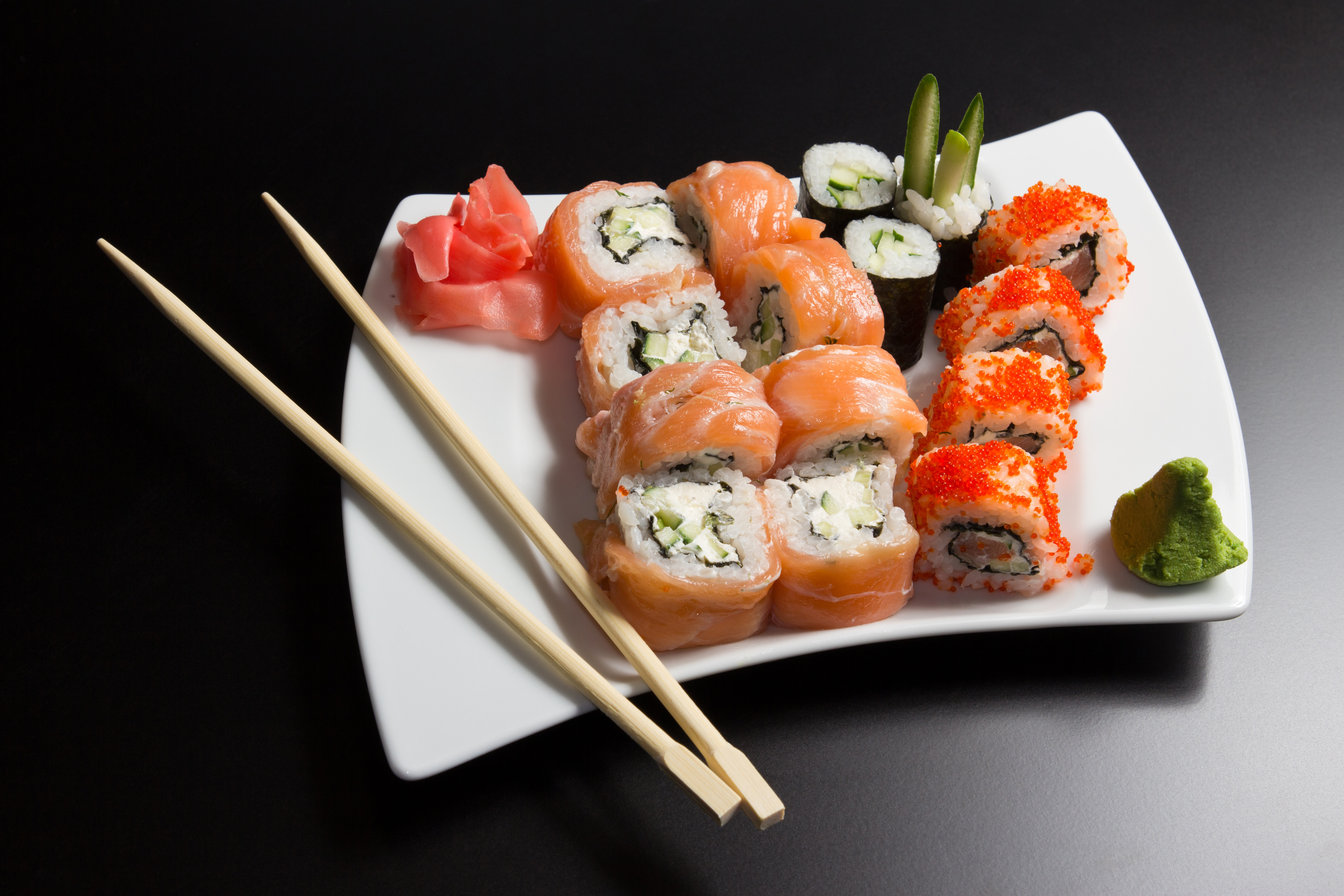 948817 Hintergrundbild herunterladen nahrungsmittel, sushi, essstäbchen, fisch, reis, meeresfrüchte - Bildschirmschoner und Bilder kostenlos