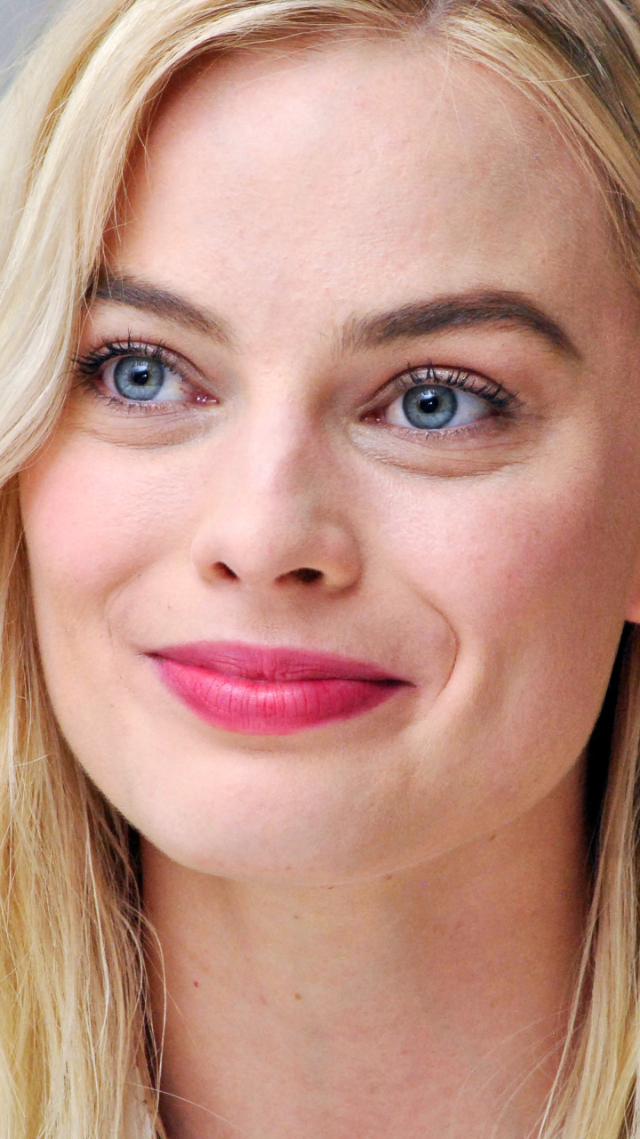 Download mobile wallpaper Smile, Blonde, Celebrity, Actress, Margot Robbie for free.