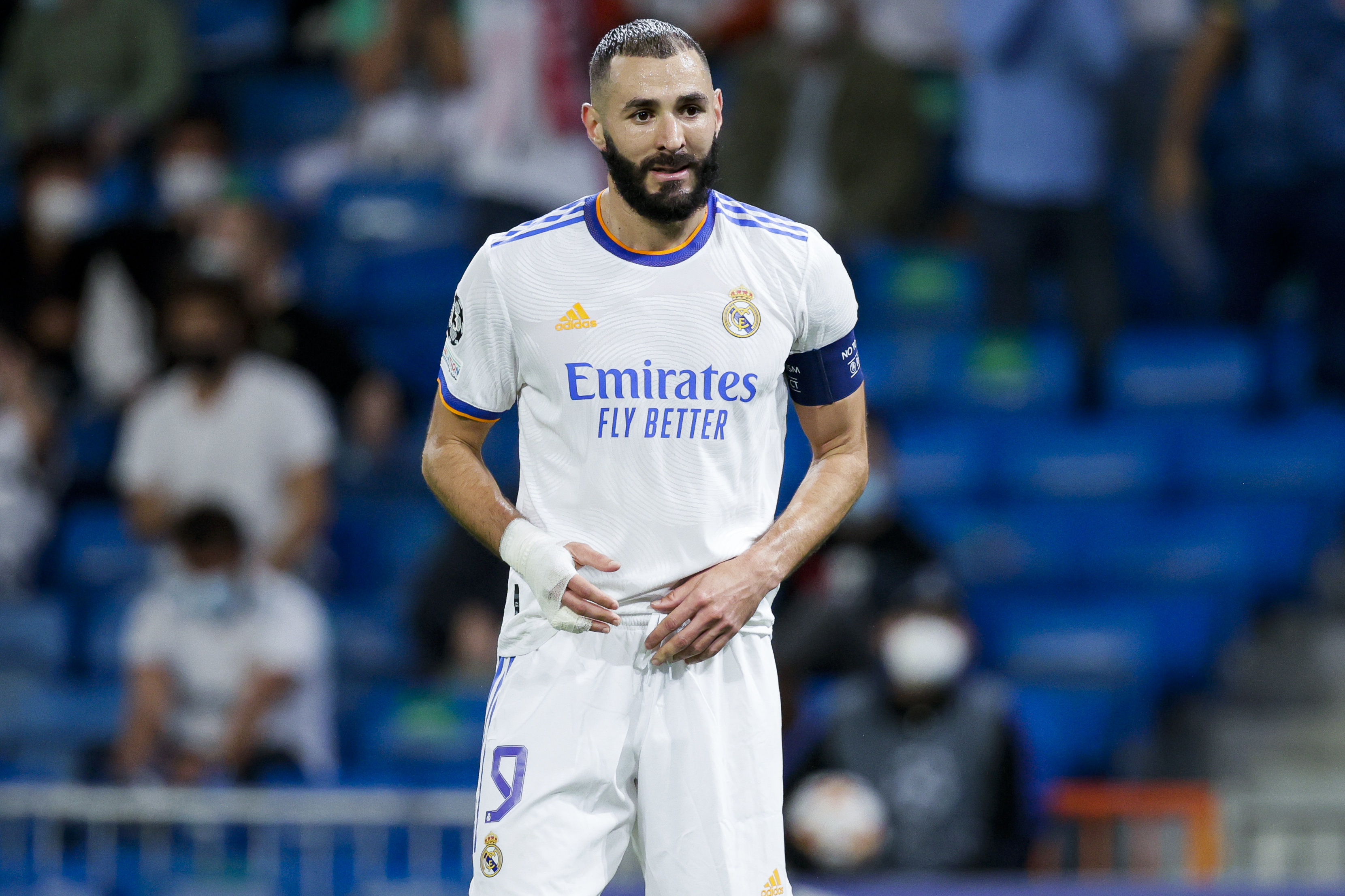 Download mobile wallpaper Sports, Soccer, Real Madrid C F, Karim Benzema for free.