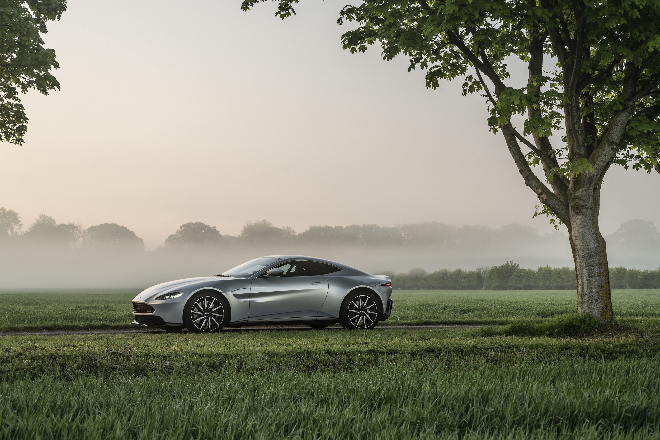 Téléchargez gratuitement l'image Aston Martin, Voiture, Véhicules, Voiture D'argent, Aston Martin Vantage sur le bureau de votre PC