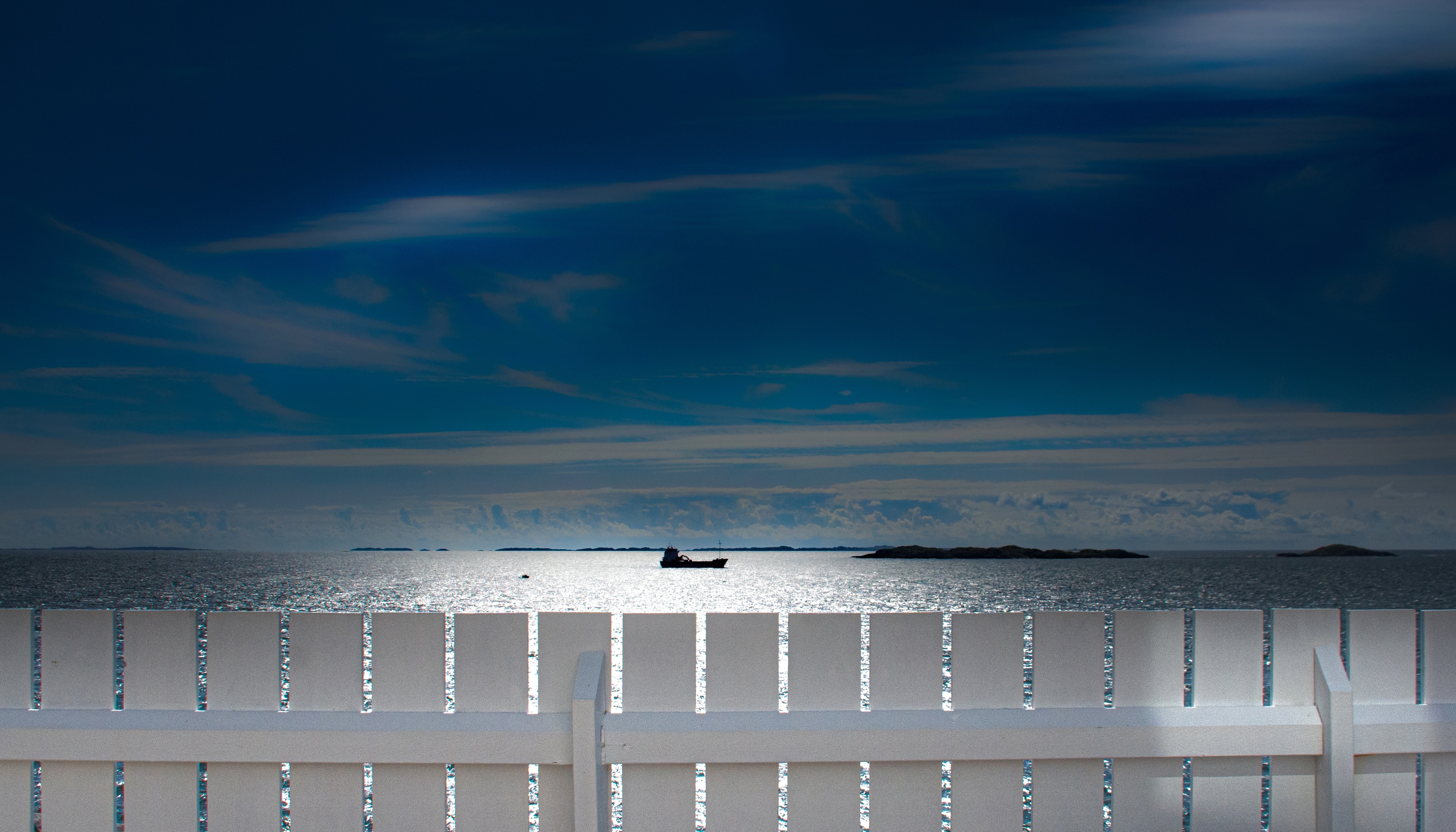 Handy-Wallpaper Ozean, Zaun, Schiff, Norwegen, Fotografie, Meer, Himmel kostenlos herunterladen.