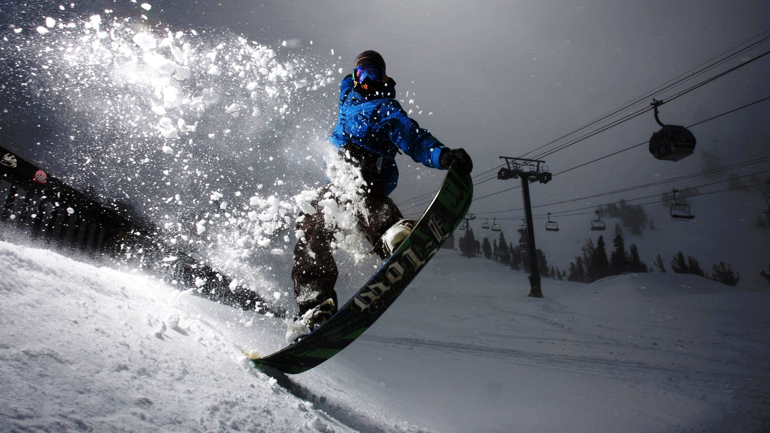 97805 descargar fondo de pantalla tabla de snowboard, deportes, noche, nieve, brillar, luz, snowboard, truco: protectores de pantalla e imágenes gratis