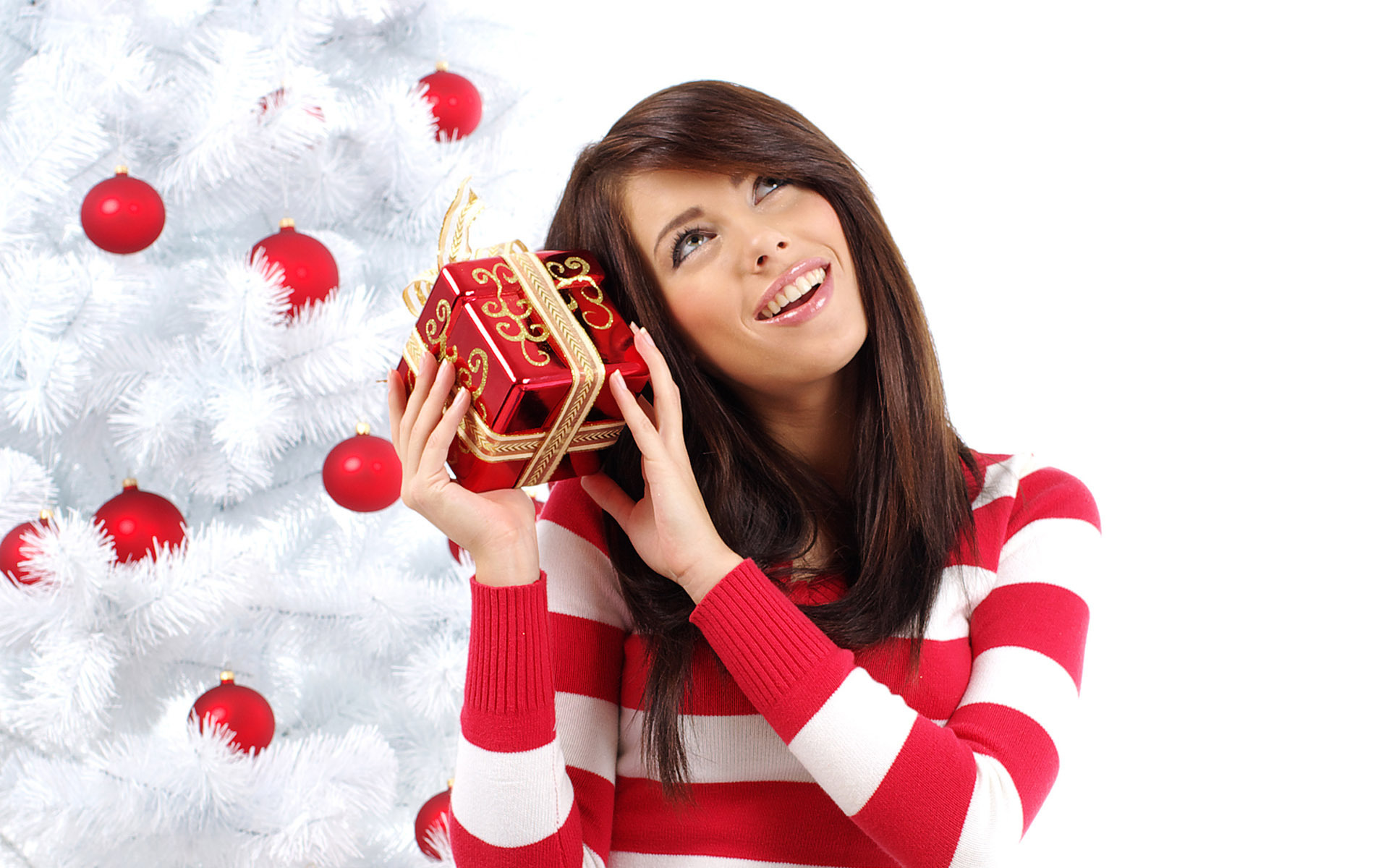 Скачати мобільні шпалери Подарунок, Різдвяні Прикраси, Брюнетка, Різдво, Свято, Посміхніться безкоштовно.