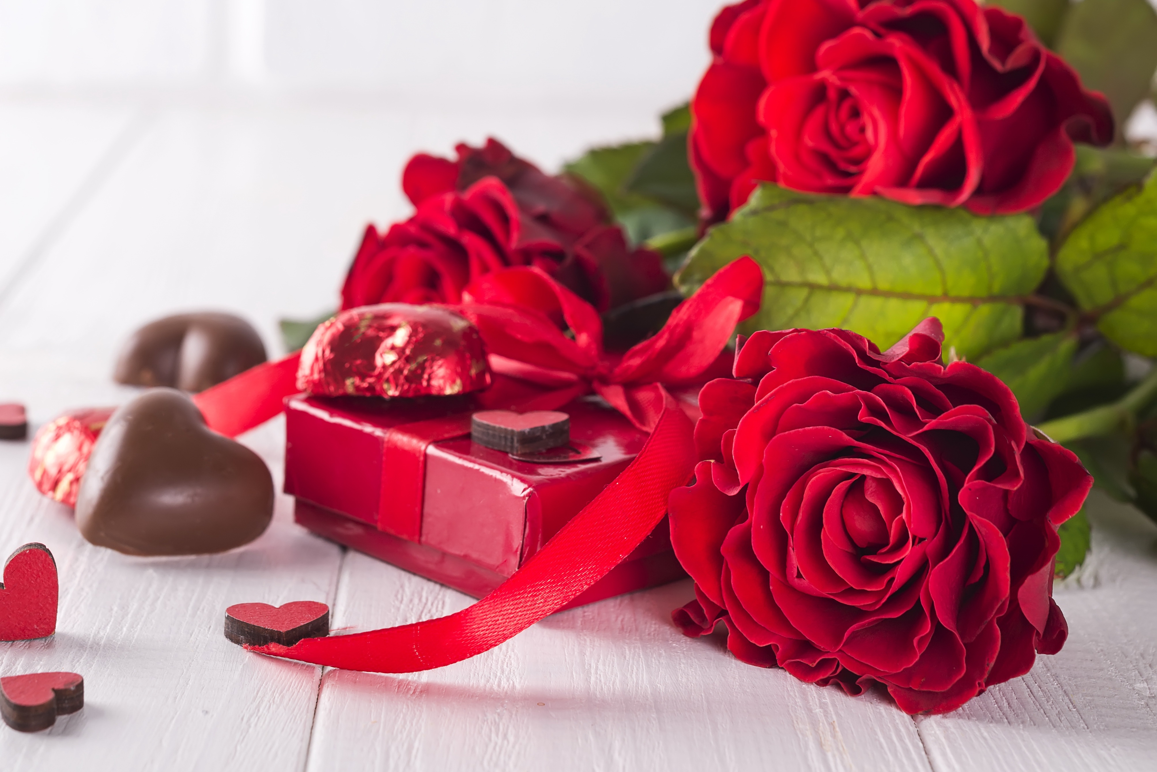 Baixar papel de parede para celular de Rosa, Chocolate, Amor, Dia Dos Namorados, Flor, Presente, Flor Vermelha, Feriados gratuito.