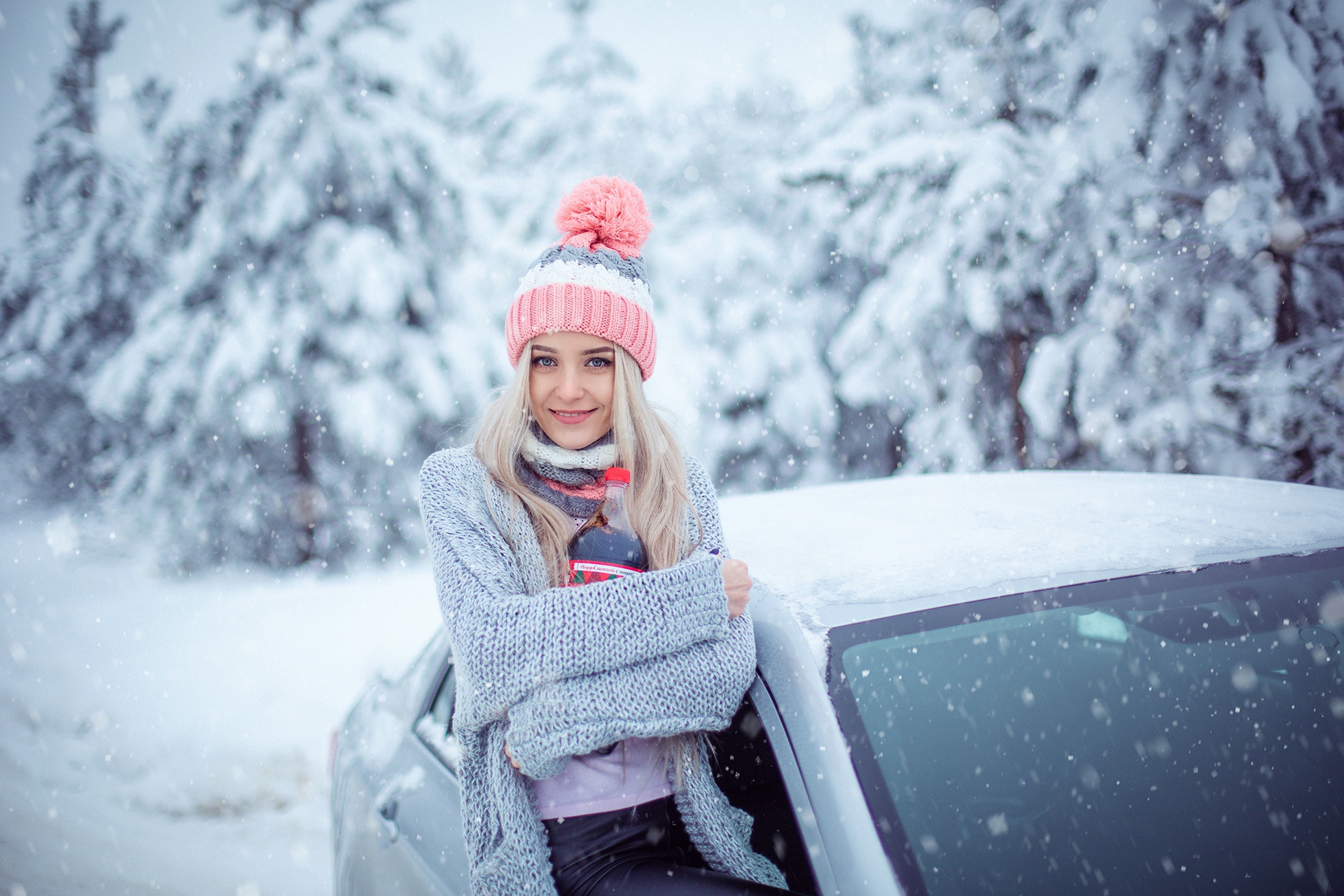 Handy-Wallpaper Winter, Lächeln, Hut, Modell, Frauen, Schneefall, Blaue Augen, Blondinen kostenlos herunterladen.