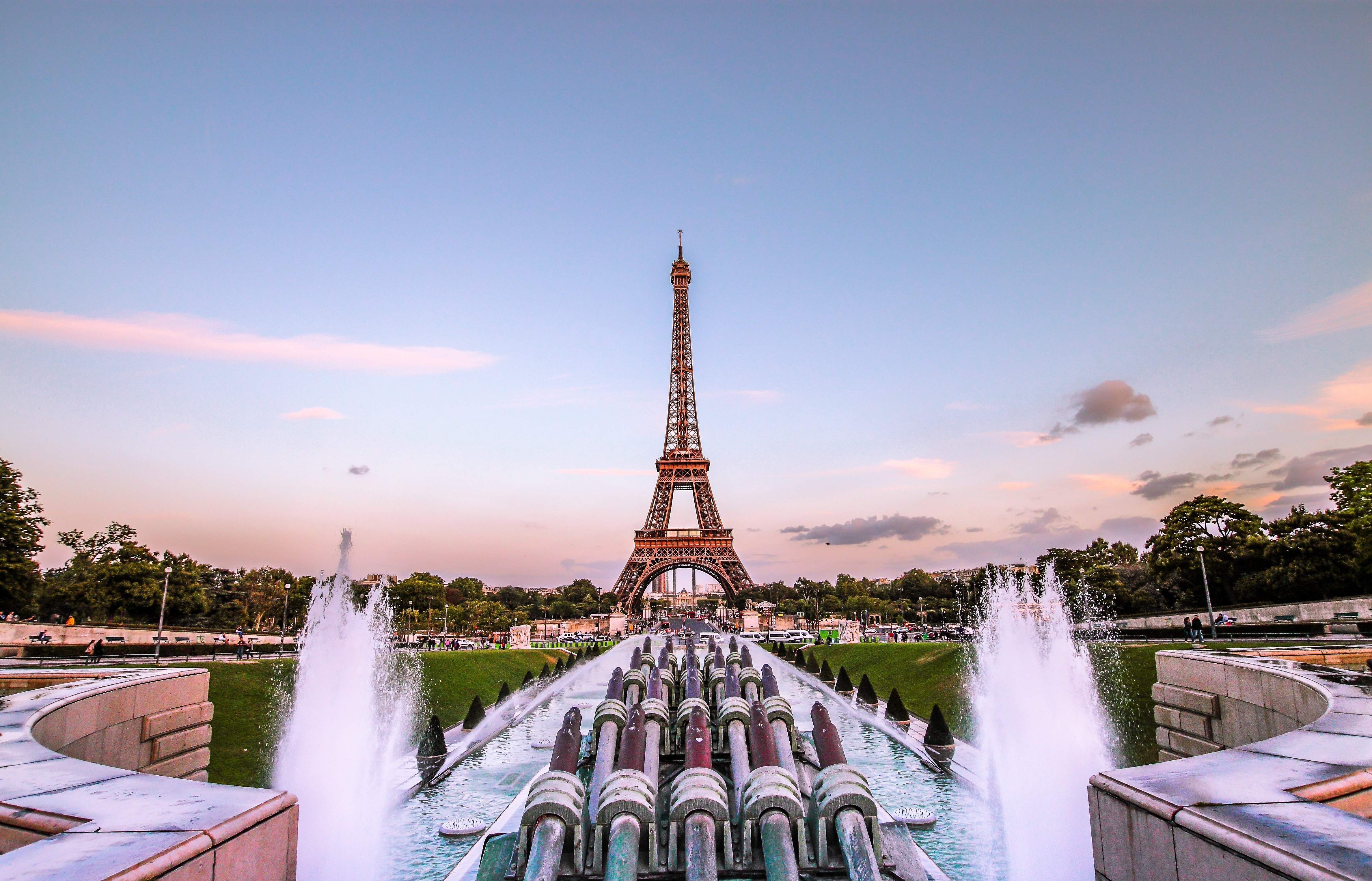 56954 скачать картинку фонтан, франция, эйфелева башня, париж, города, золотой вечер - обои и заставки бесплатно
